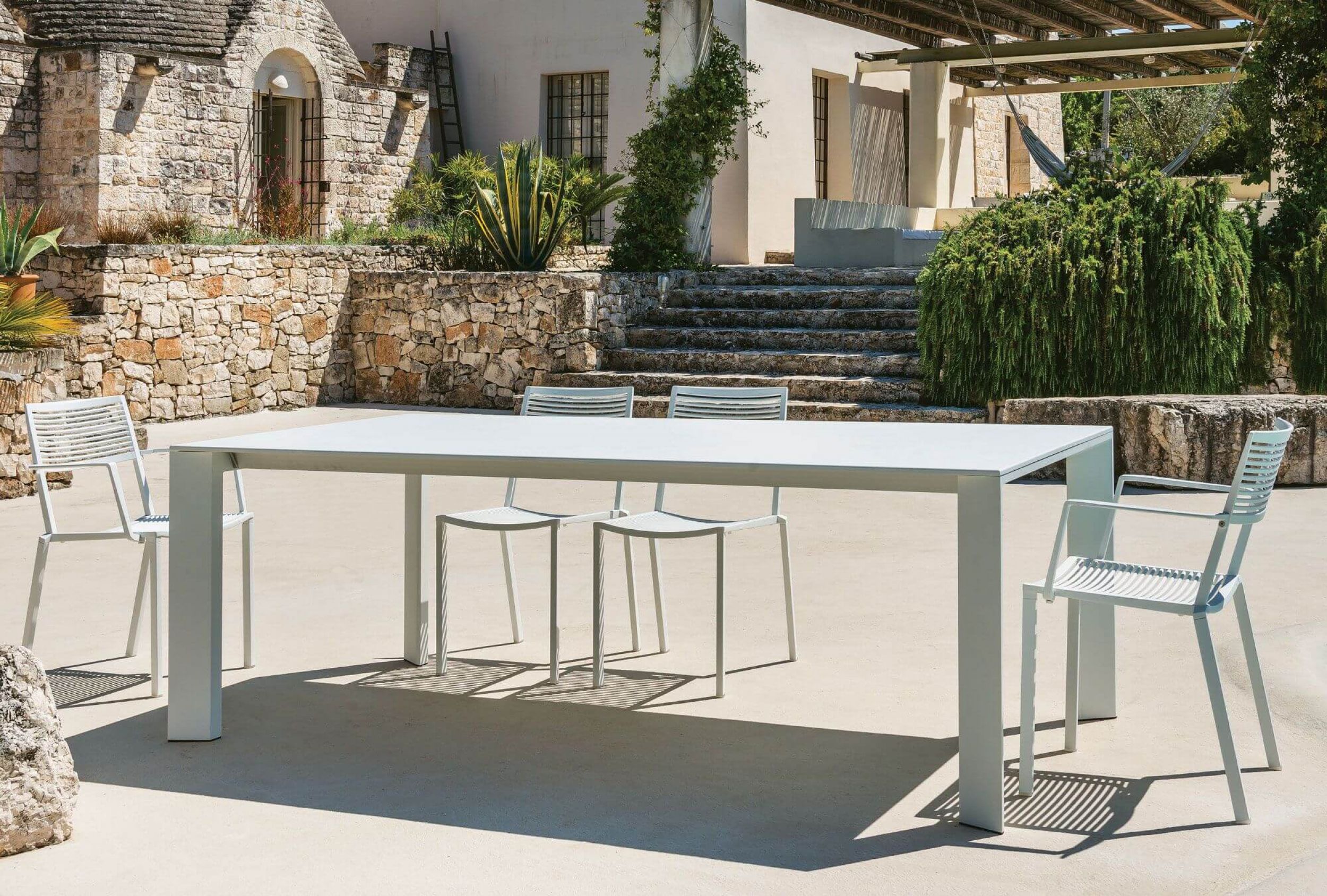 Table de repas avec possibilité d’extension collection Grande Arche par Fast à Lyon