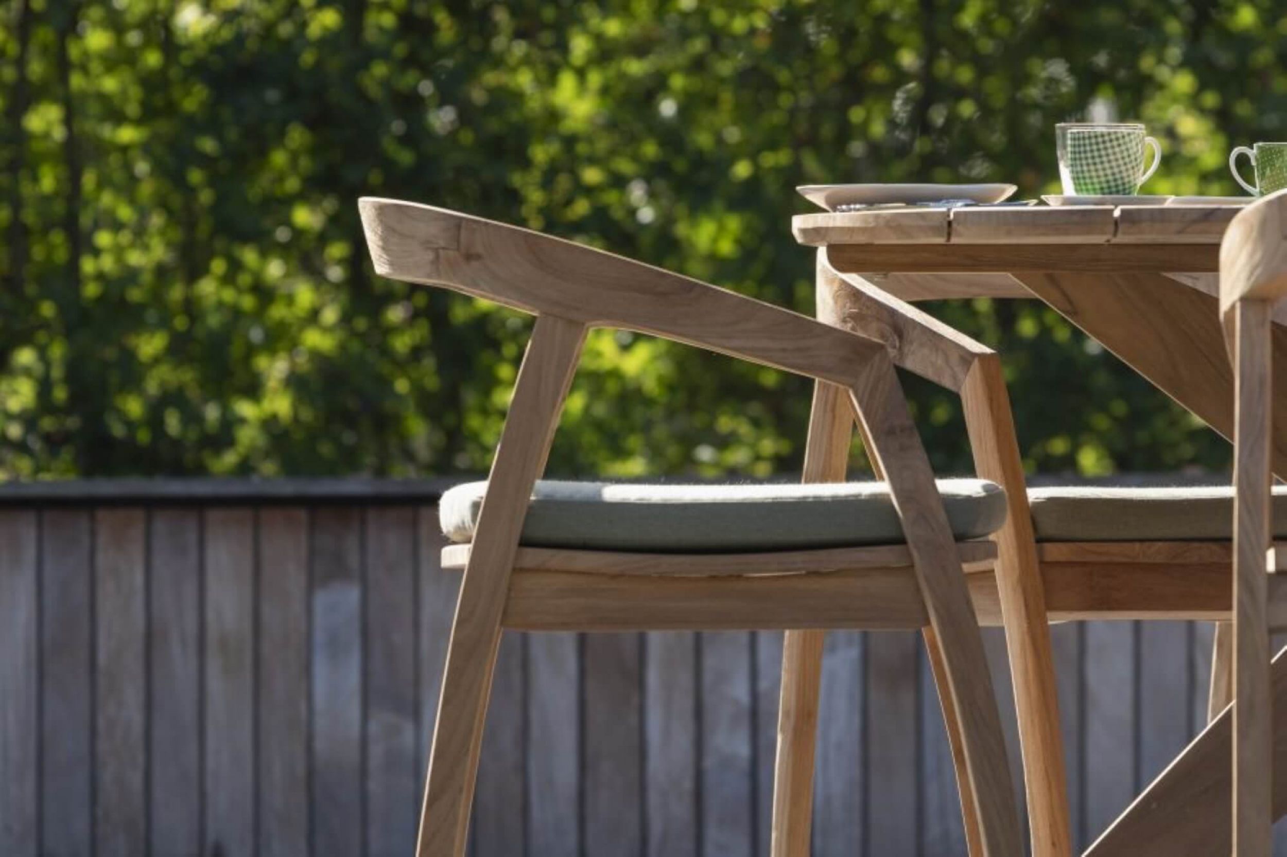 Fauteuil de repas design en teck collection Jakarta par Gescova à Nice