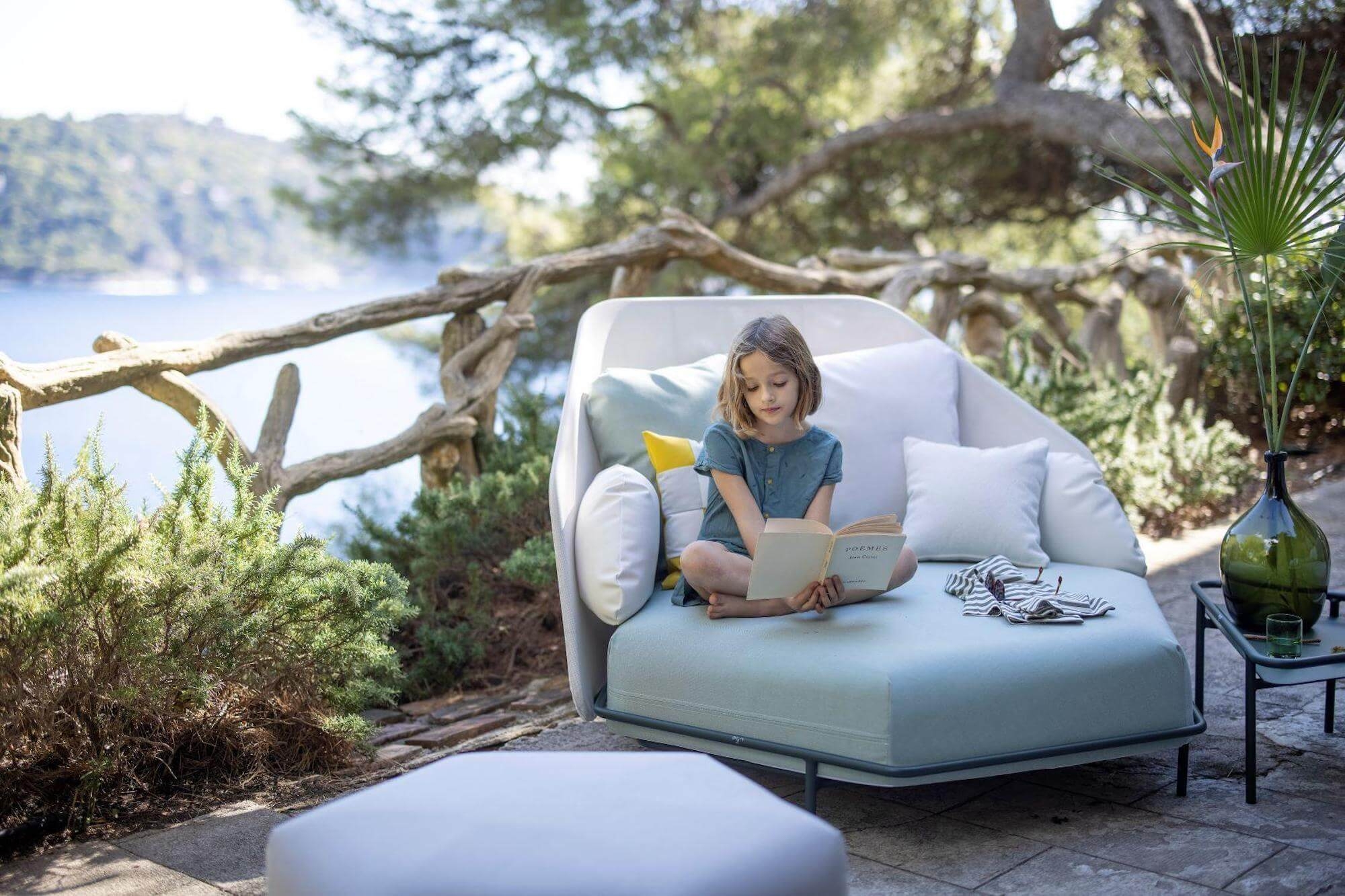Salon de jardin confortable avec daybed collection HIVE par Ego paris à Antibes