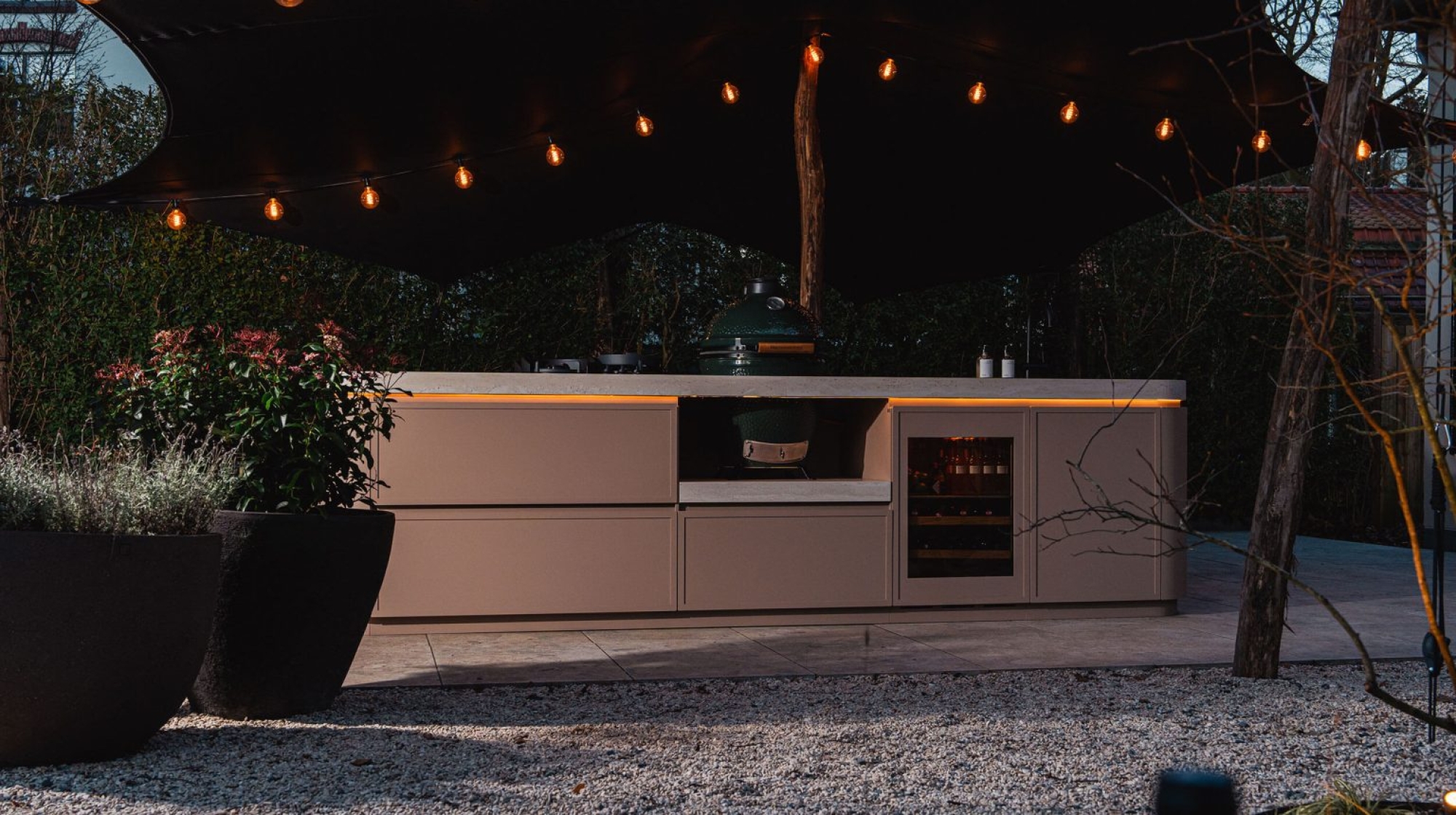 Cuisine extérieure à la silhouette élégante, contemporaine et aux lignes arrondies conçue sur mesure et entièrement personnalisable, collection Tulum