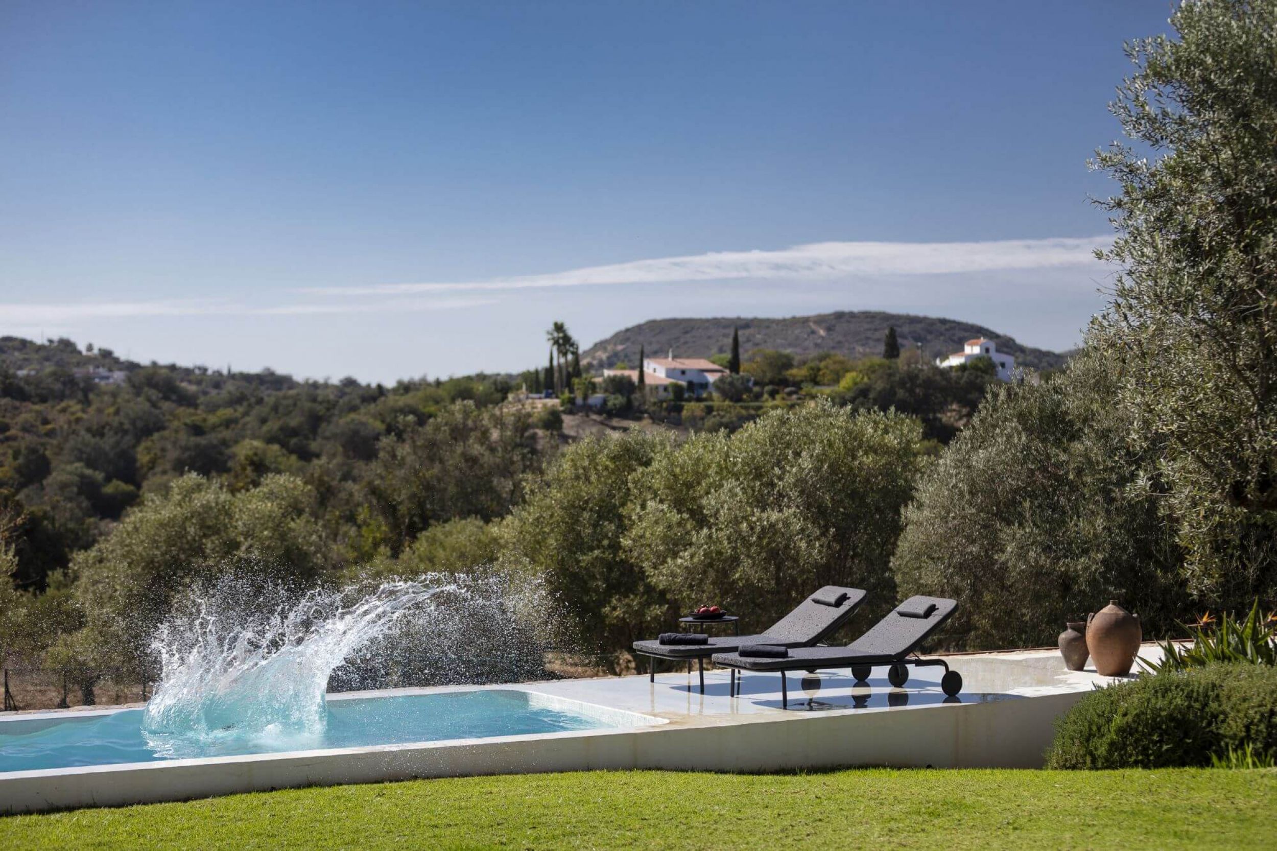 Transat de relaxation en acier inox de la collection Starling par Todus à Lyon