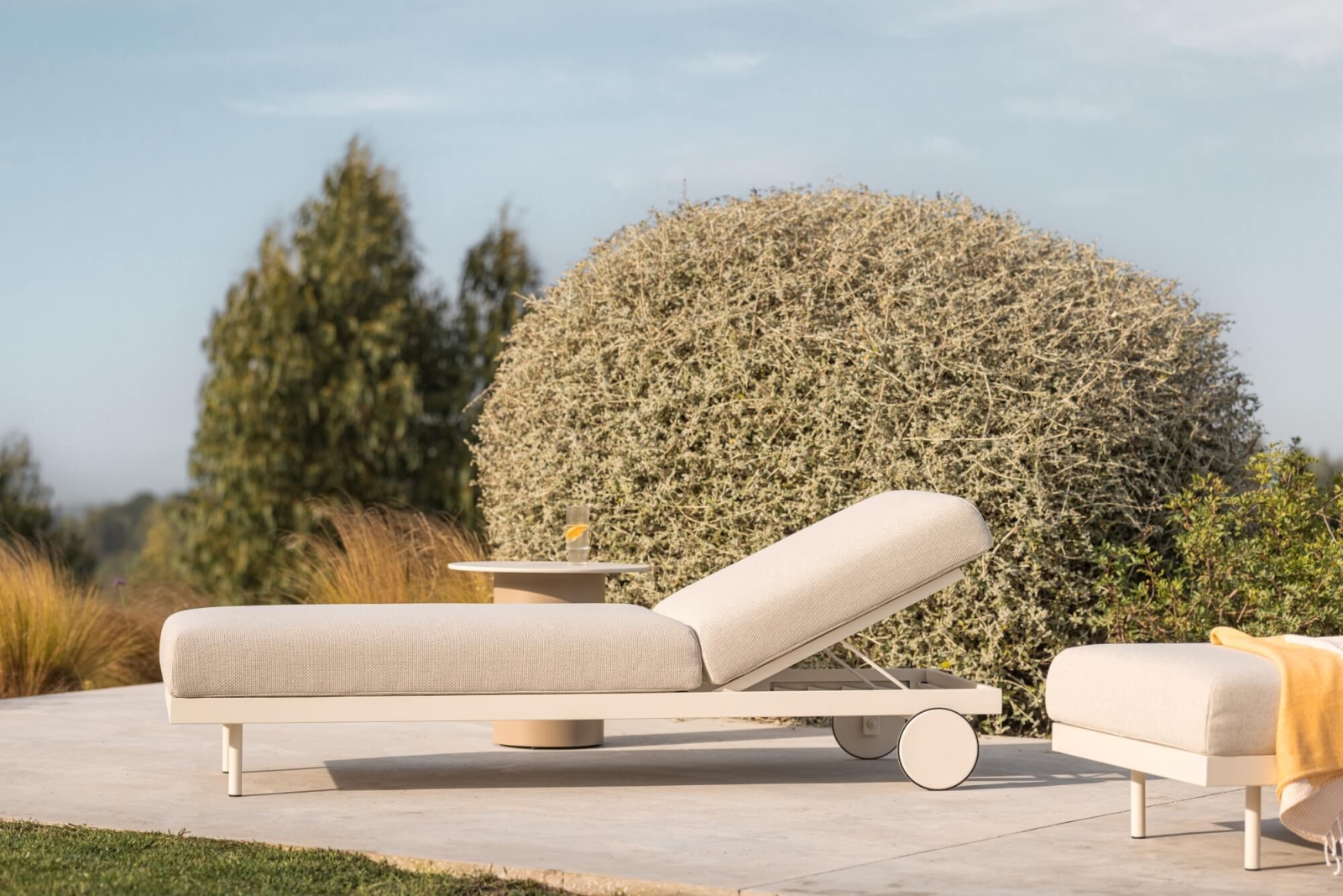 Bain de soleil confortable au design élégant et intemporel, collection Dongo par Todus