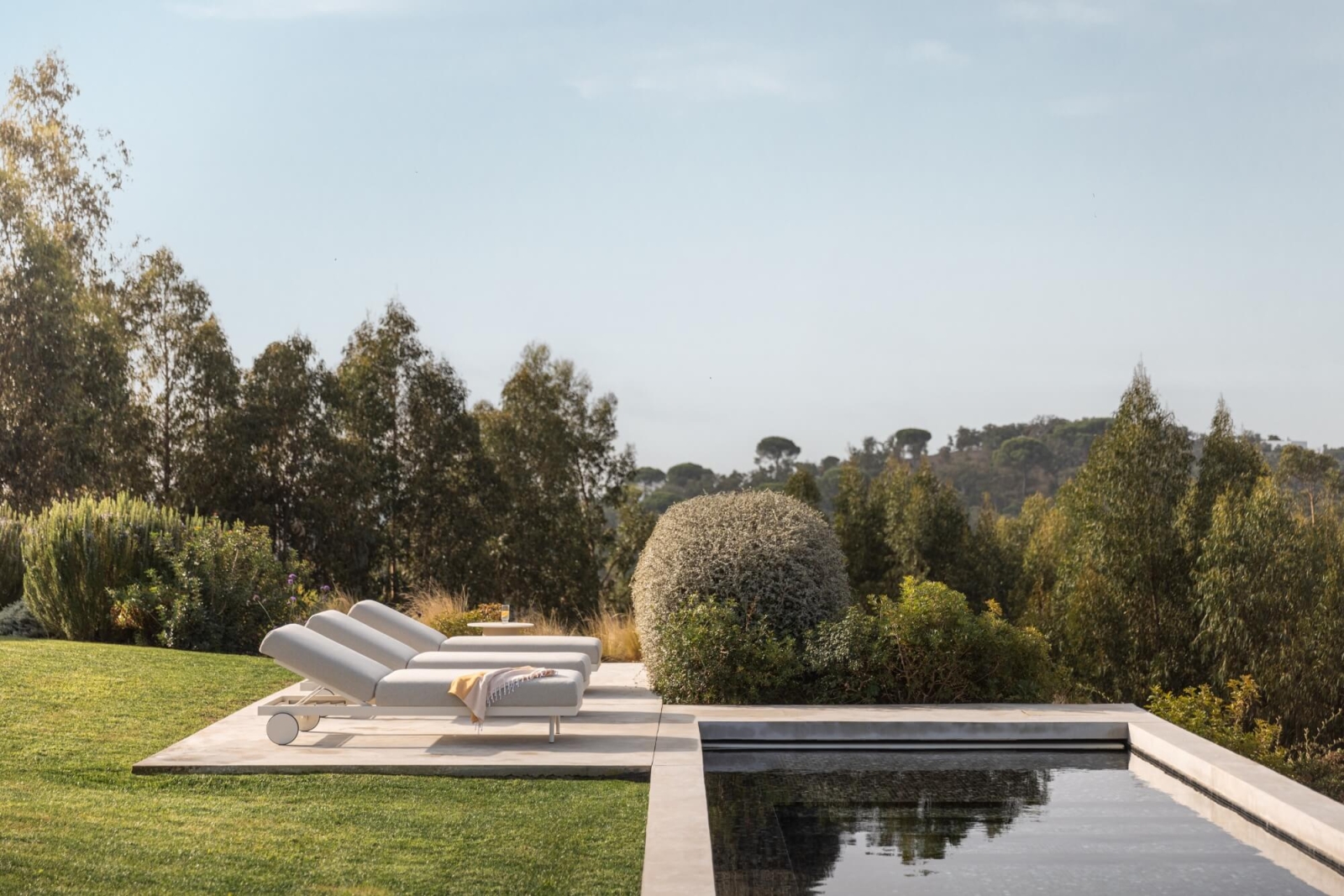 Bain de soleil confortable au design élégant et intemporel, collection Dongo par Todus