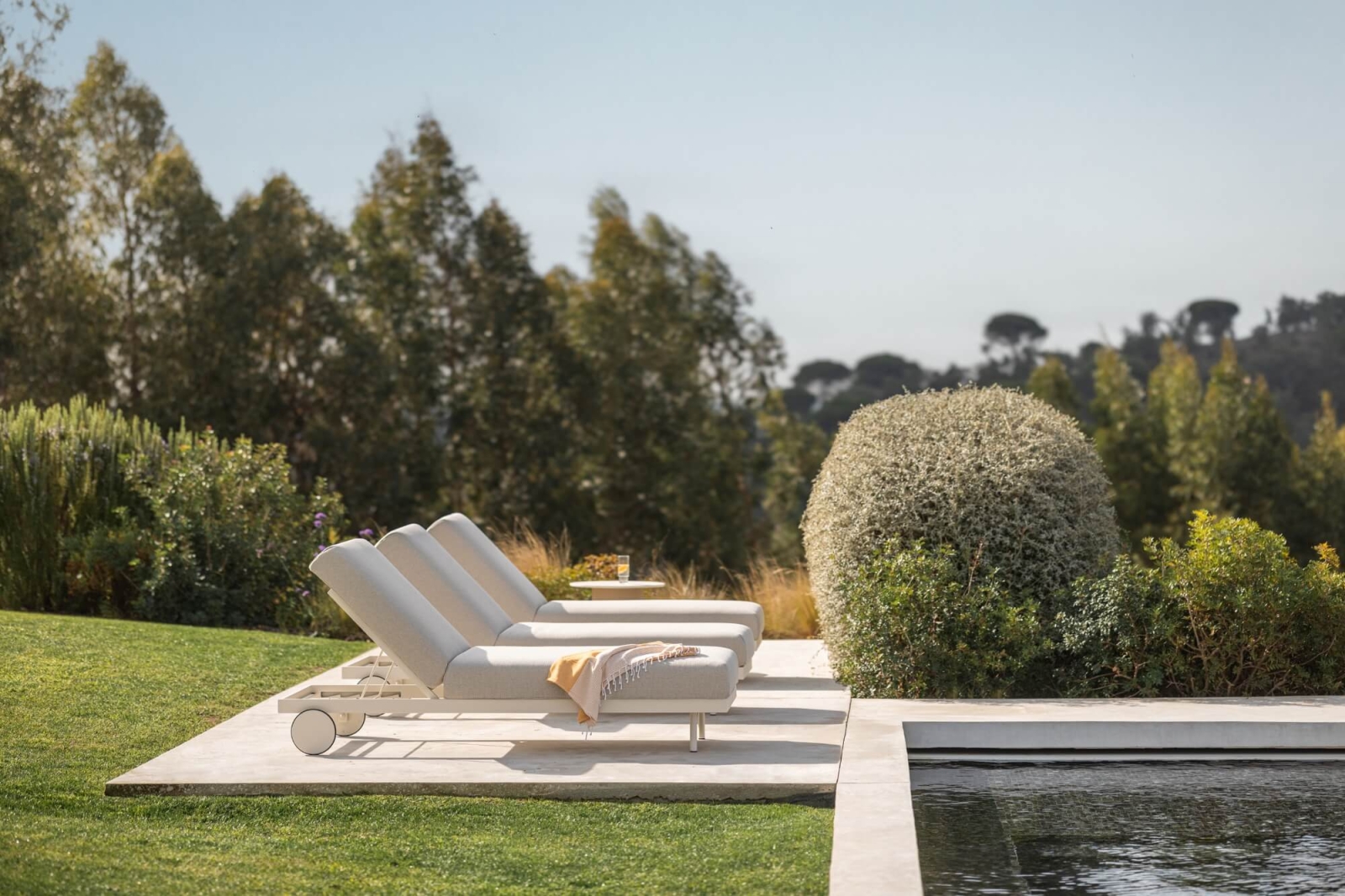 Bain de soleil confortable au design élégant et intemporel, collection Dongo par Todus