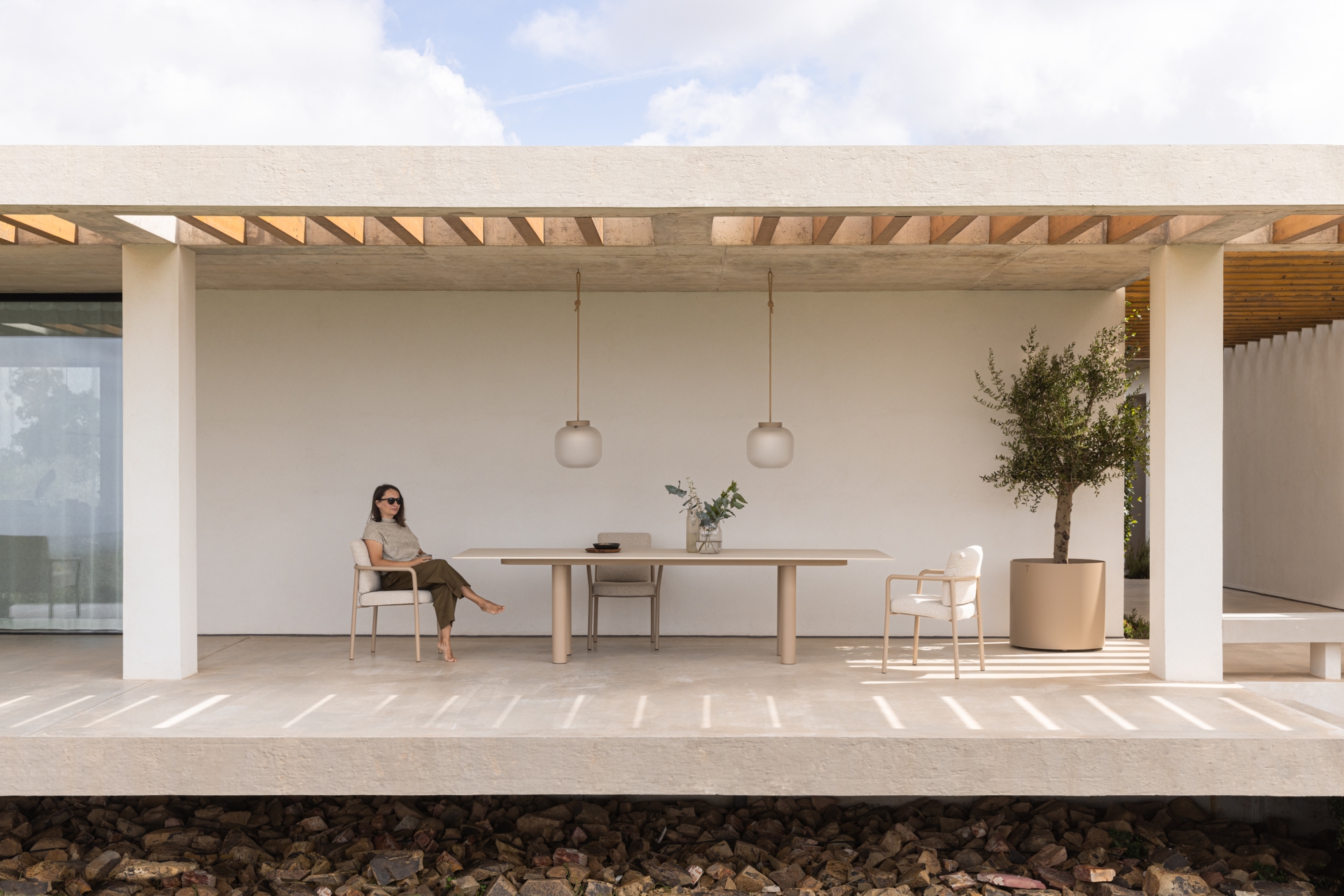 Grande table de repas avec pieds arrondis et plateau en céramique, collection Kori par Todus