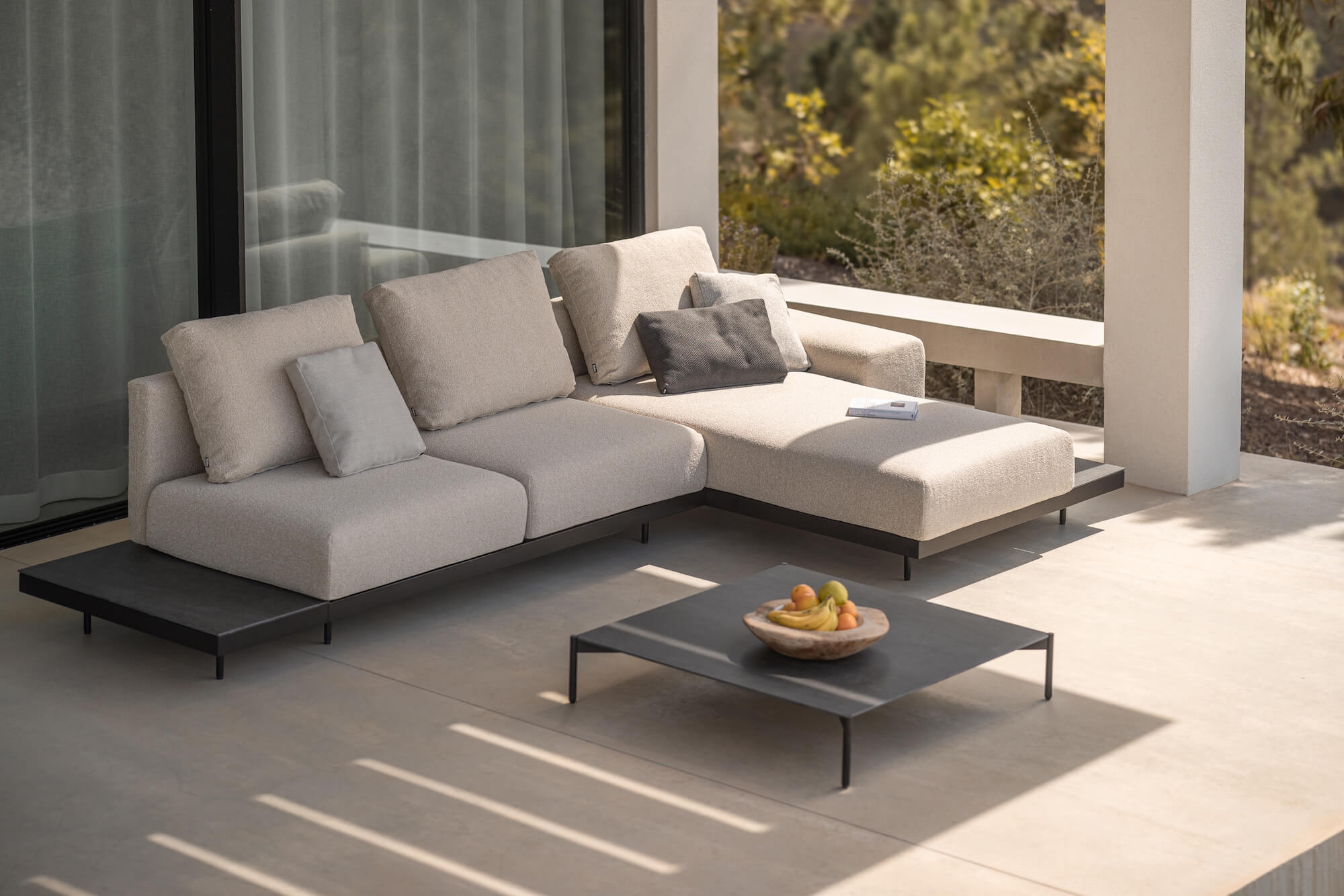 Canapé élégant avec tablette collection Dongo à Cannes