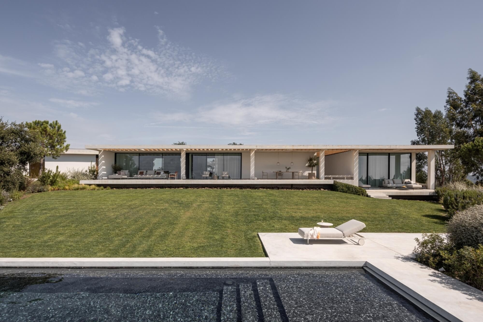 Bain de soleil confortable au design élégant et intemporel, collection Dongo par Todus