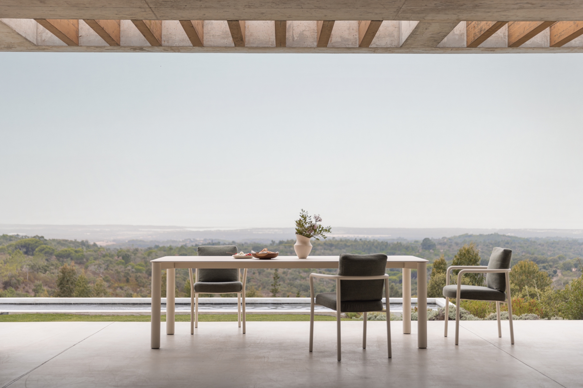 Grande table de repas avec pieds arrondis et plateau en céramique, collection Kori par Todus