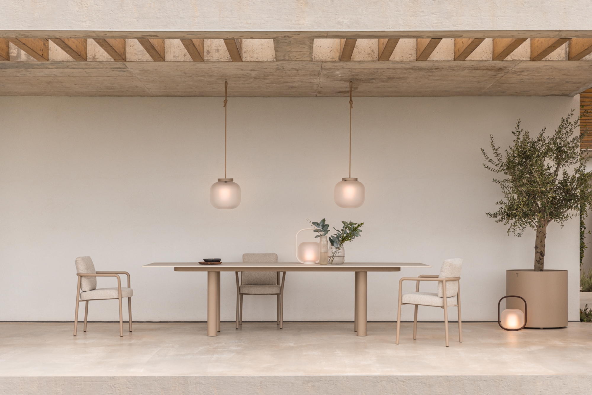 Grande table de repas avec pieds arrondis et plateau en céramique, collection Kori par Todus