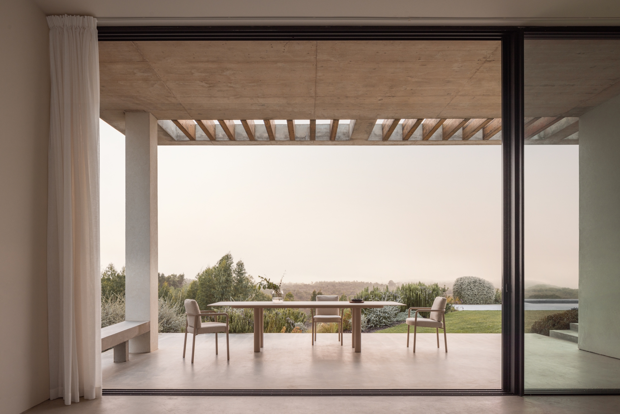 Grande table de repas avec pieds arrondis et plateau en céramique, collection Kori par Todus