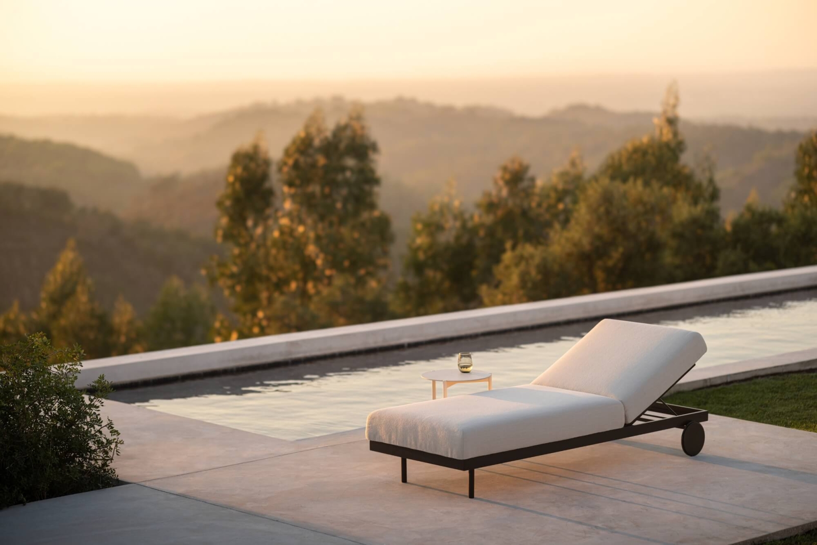 Bain de soleil confortable au design élégant et intemporel, collection Dongo par Todus