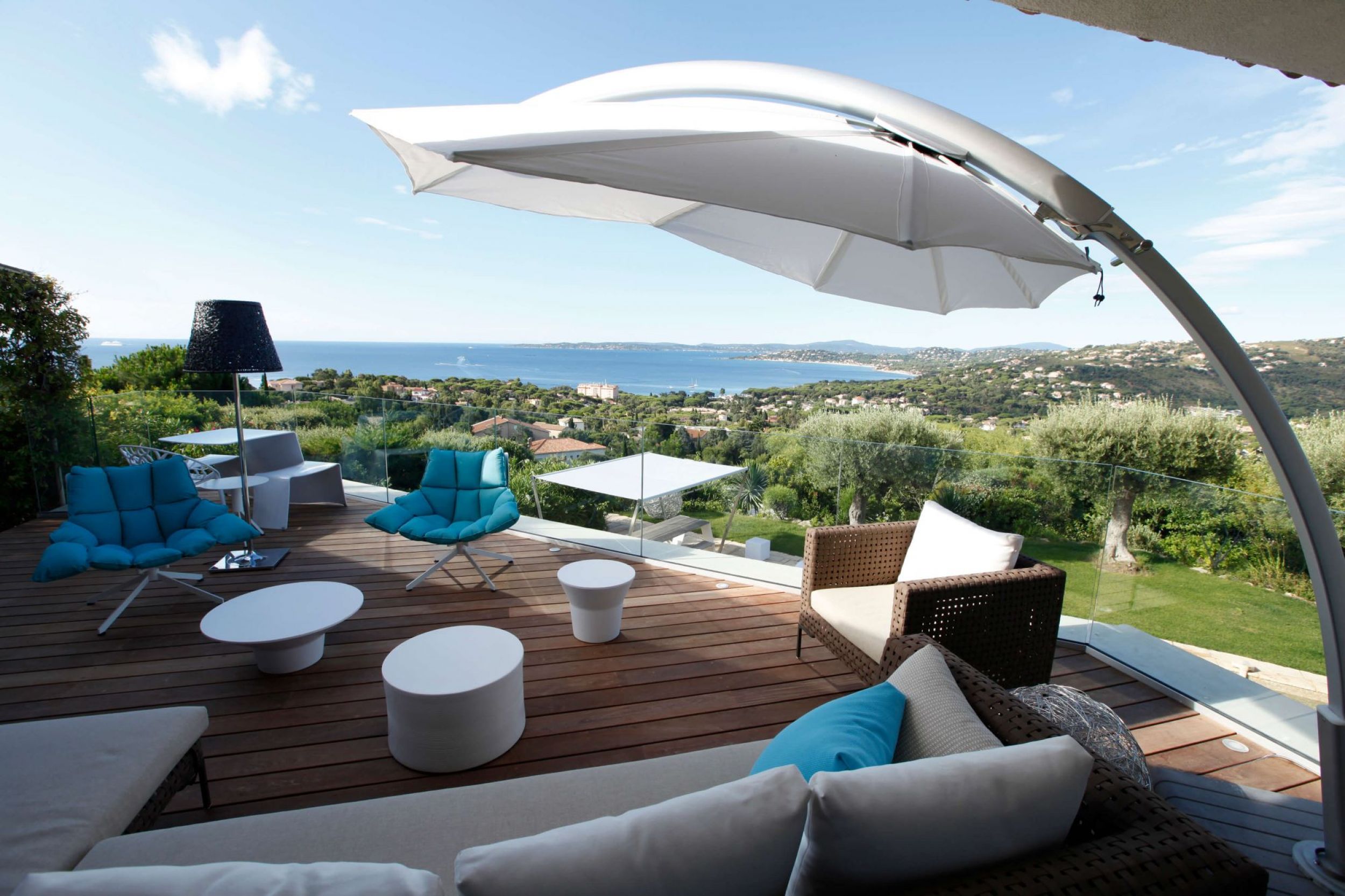 Parasol design déporté et inclinable personnalisable collection Icarus par Umbrosa à Biarritz