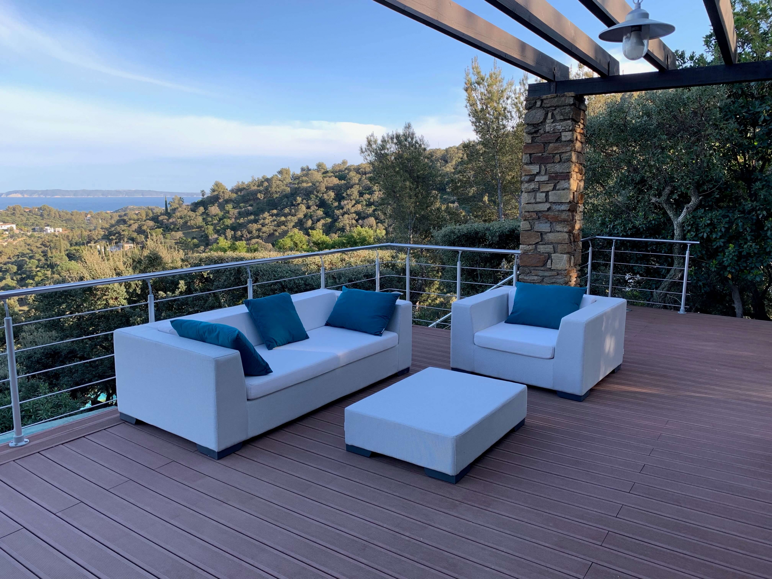 Aménagement de la terrasse d'une villa de charme au Cap Bénat à Bormes-les-Mimosas