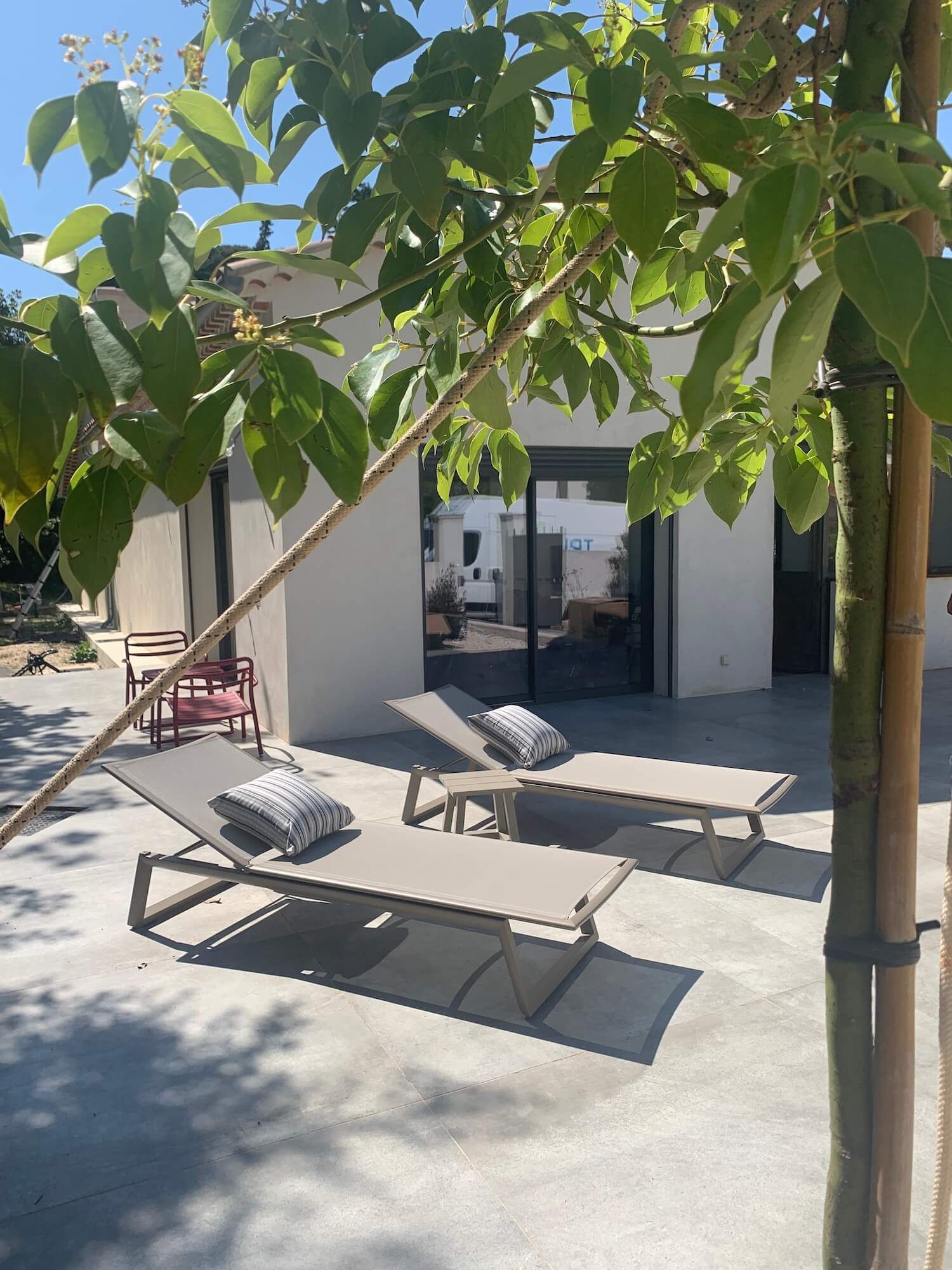 Bain de soleil en aluminium beige collection Themis à Cannes