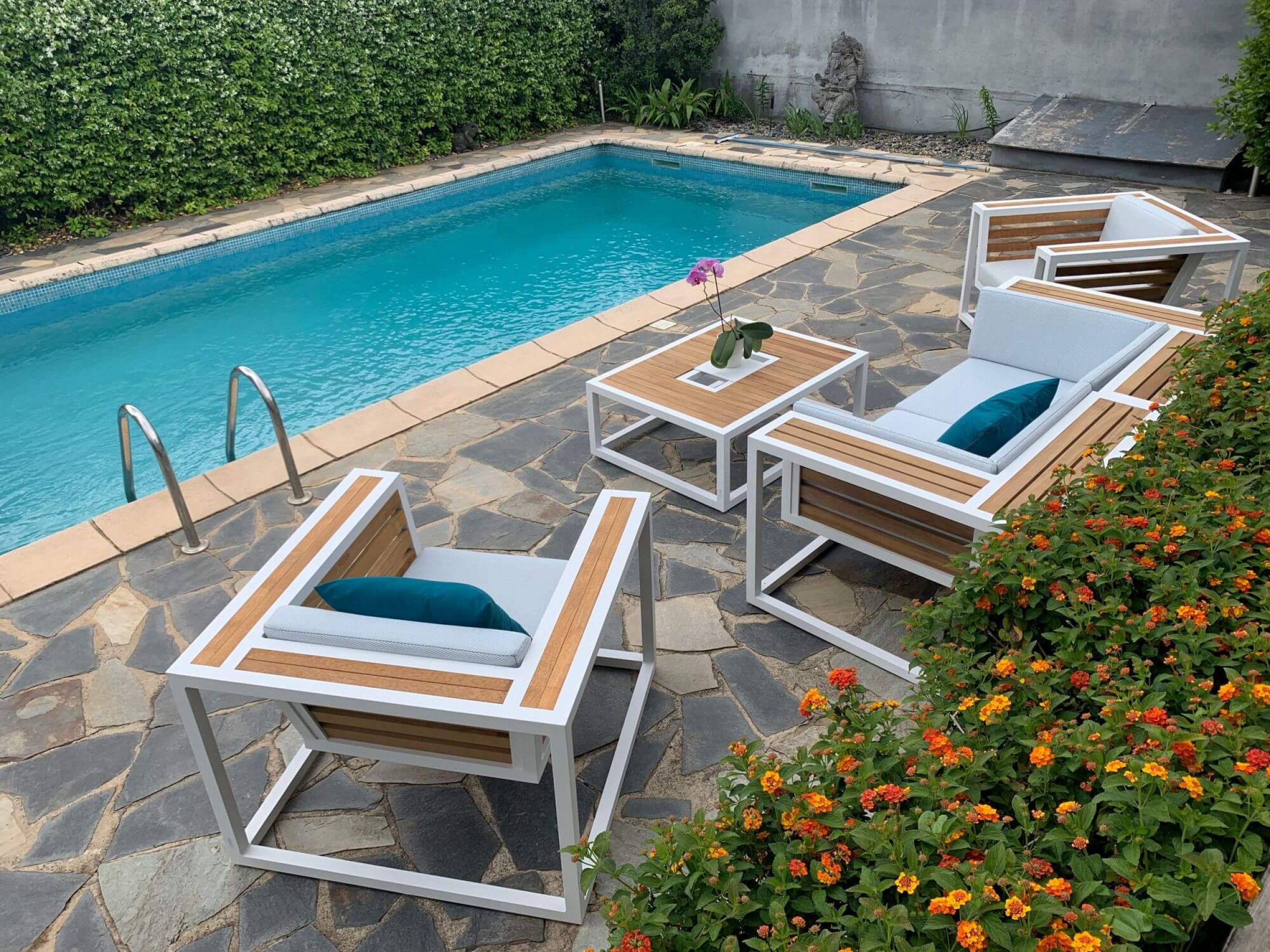 Espace extérieur en aluminium et teck à La Crau