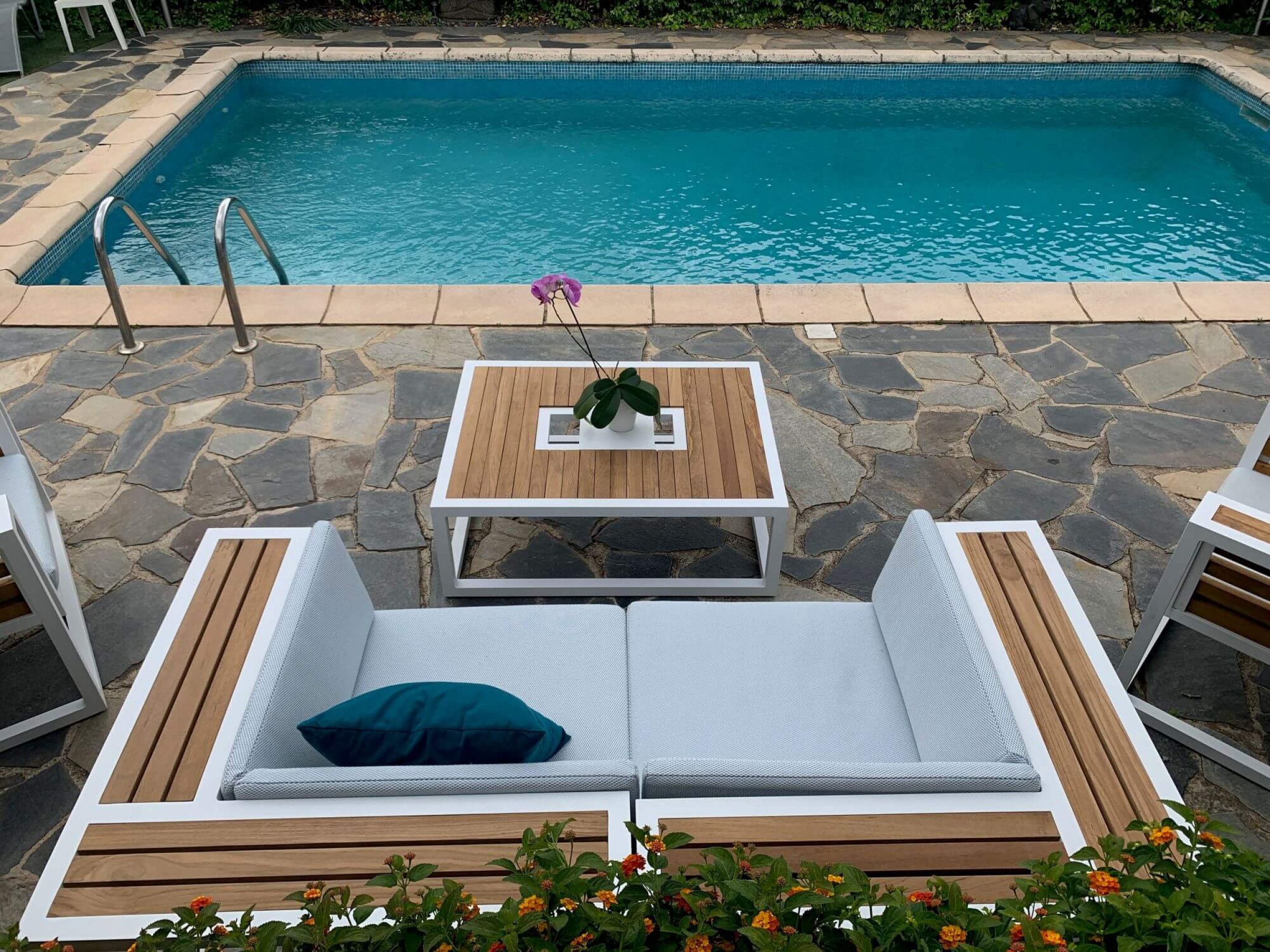 Lounge en aluminium, teck et tissu Sunbrella à La Crau