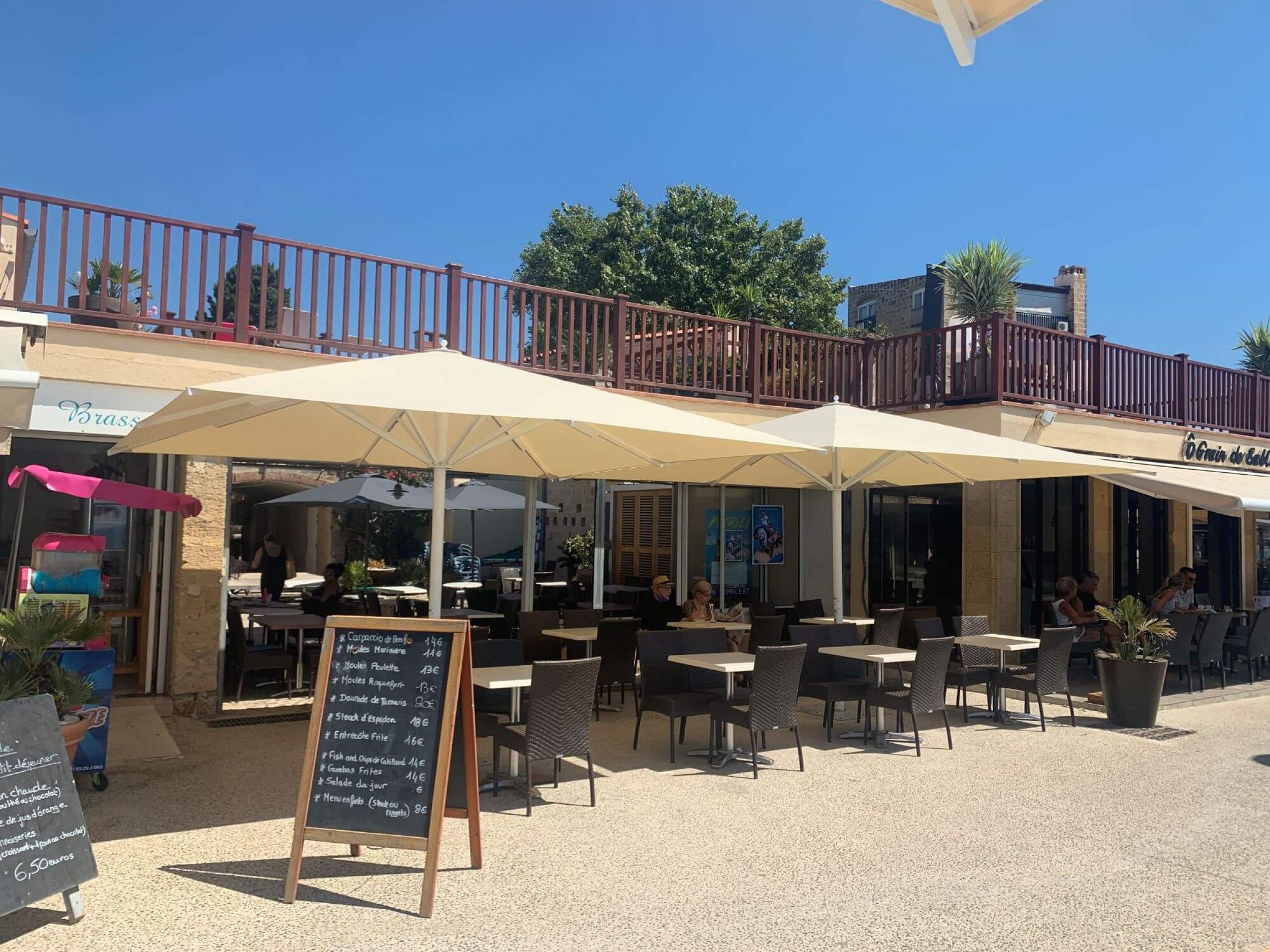 Parasoles géants par Caravita en aluminium thermolaqué peint à l'époxy à la plage des Sablettes