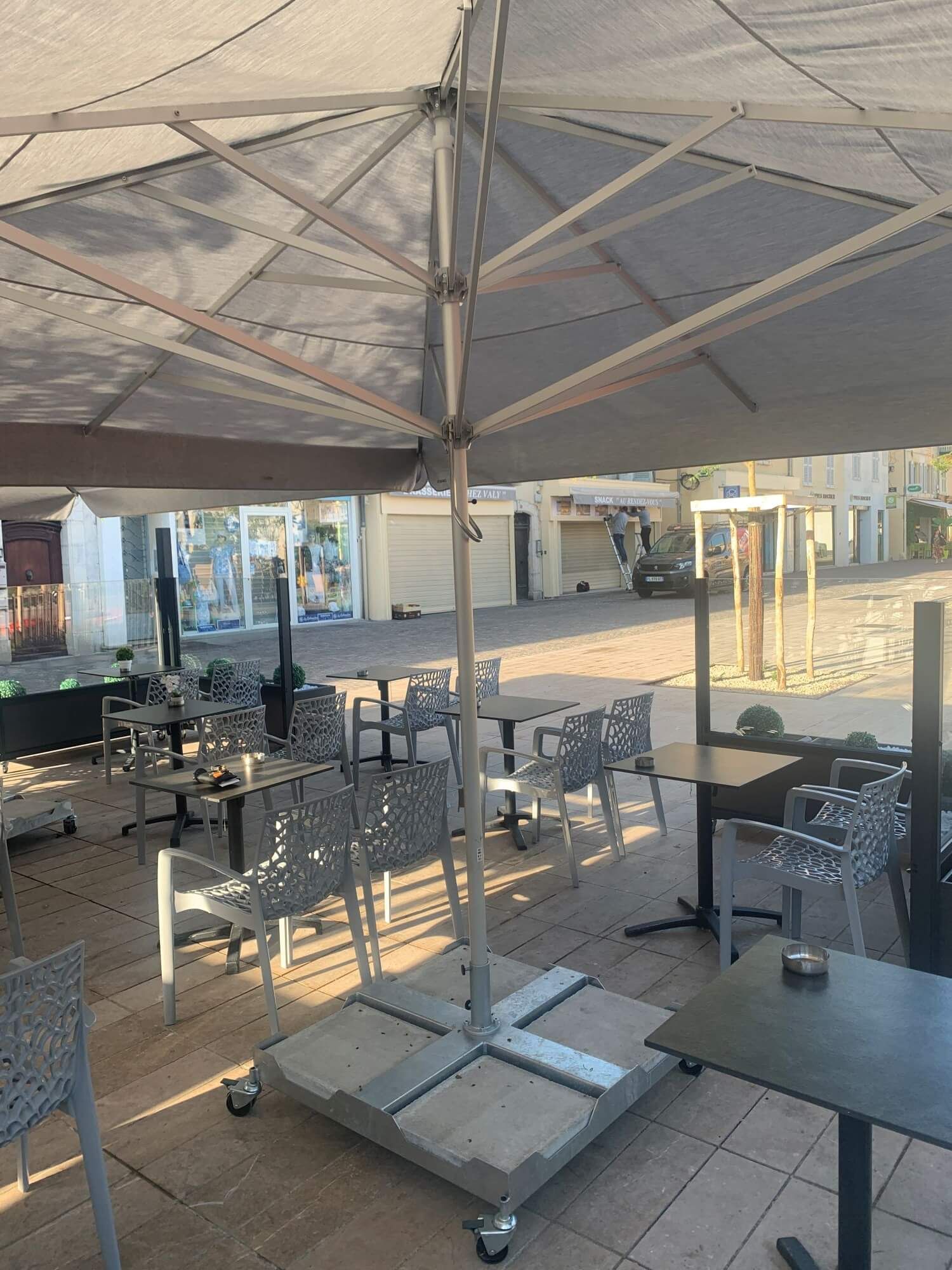 Parasol Supremo par Caravita pour la terrasse de L'Ardoise à Antibes