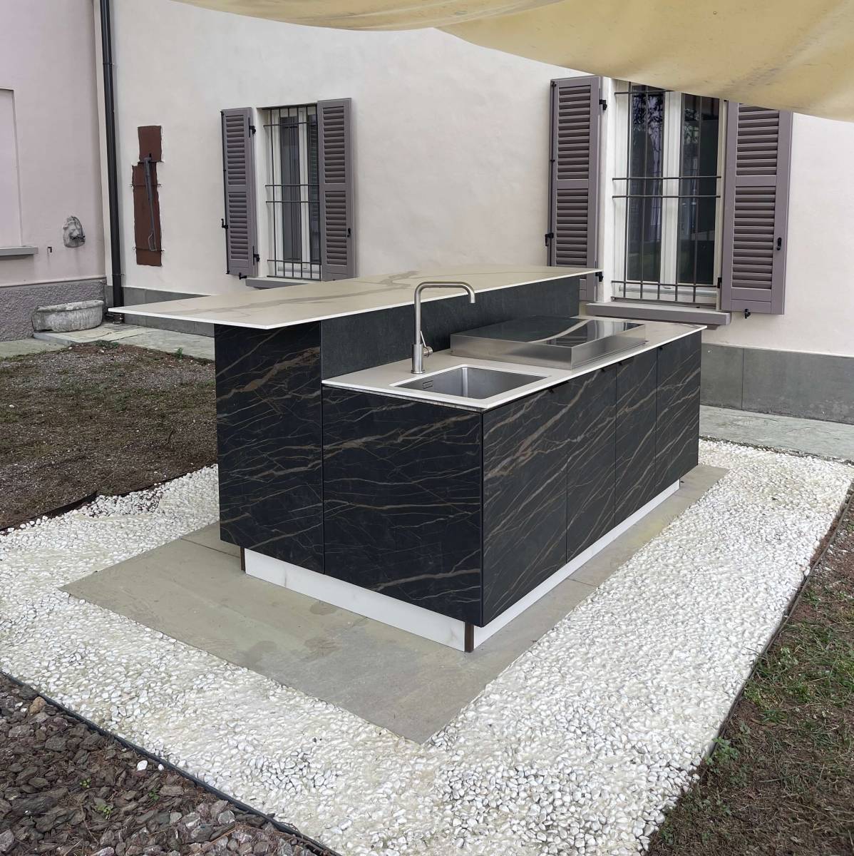 Cuisine extérieure complète avec évier, plancha et plan de travail en céramique à Villefranche sur mer