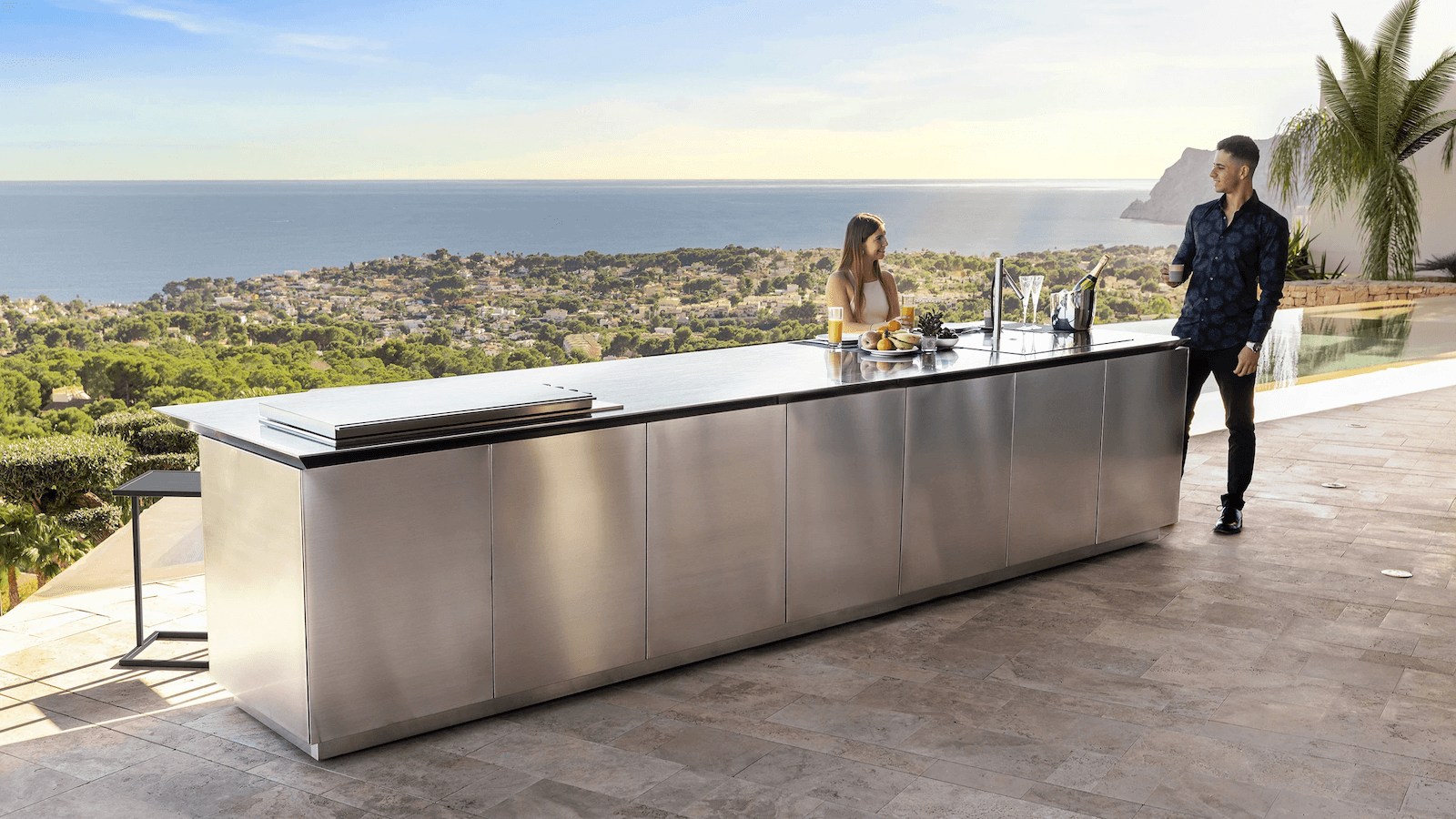 Cuisine personnalisable haut de gamme avec avec bar et bords en forme de diamant collection Empire Diamond Fesfoc à Cannes