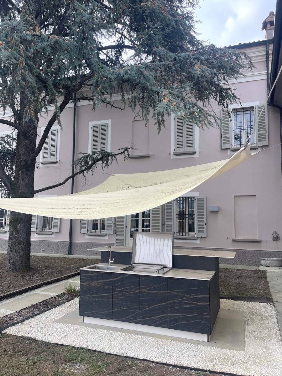 Cuisine extérieure en céramique avec barbecue évier et réfrégirateur à Nice 