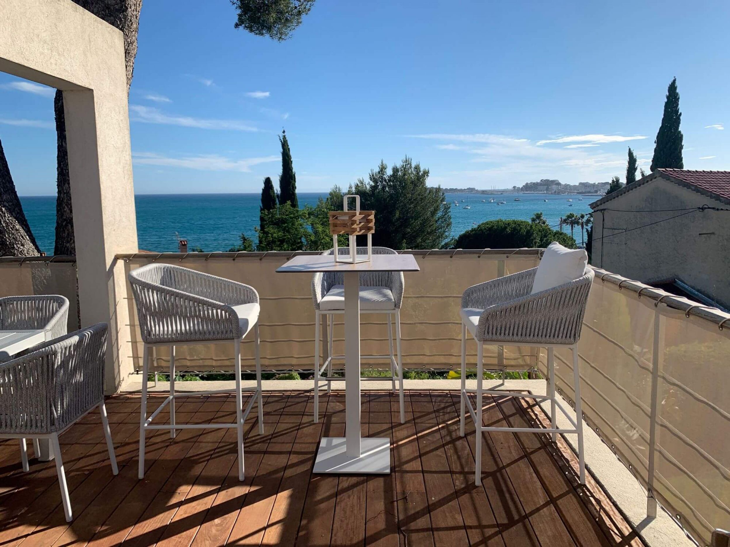 Mange debout et tabourets Sienna pour un moment détente à Sanary