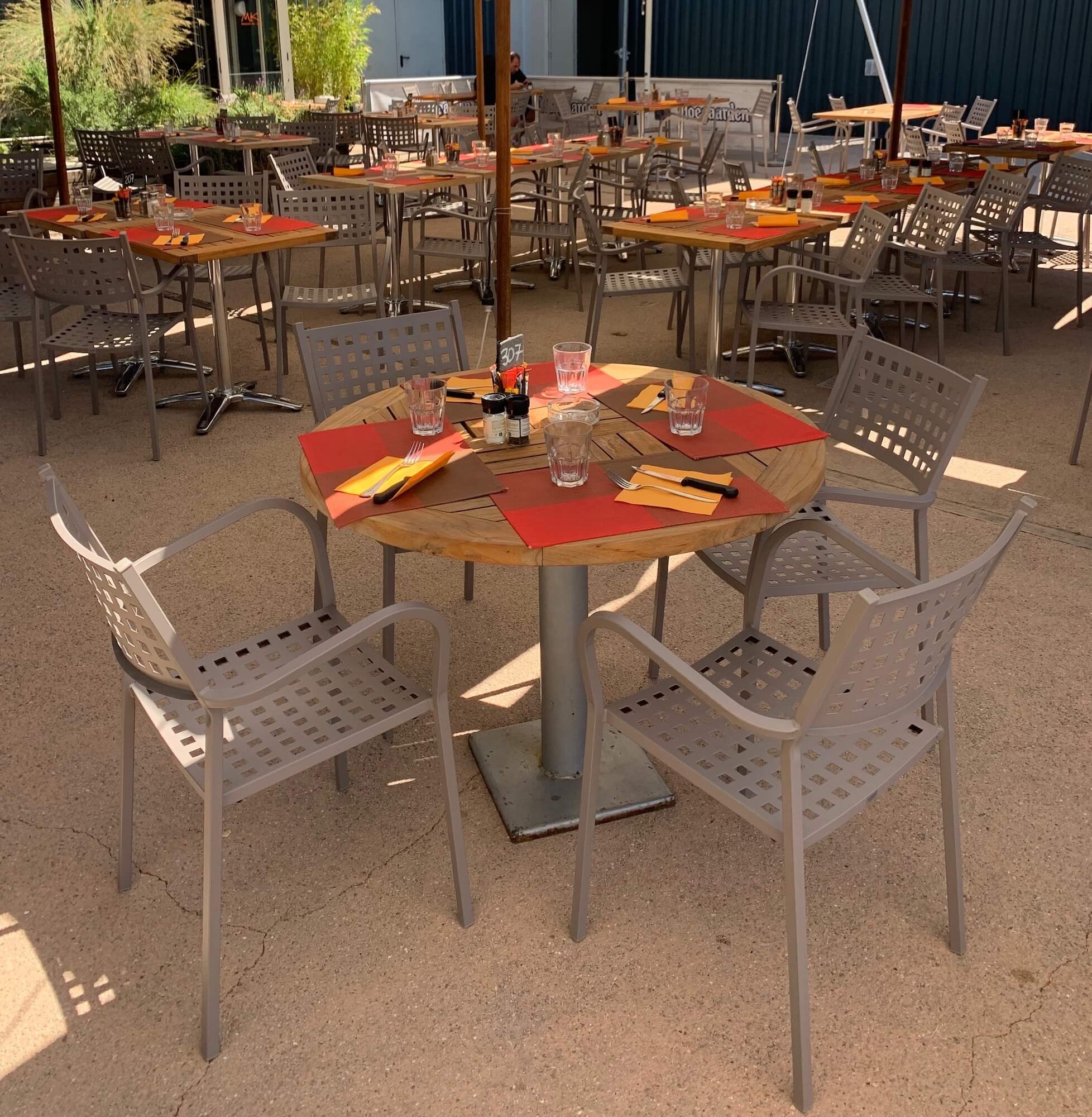 Ensemble de repas pour bistrot à Biot