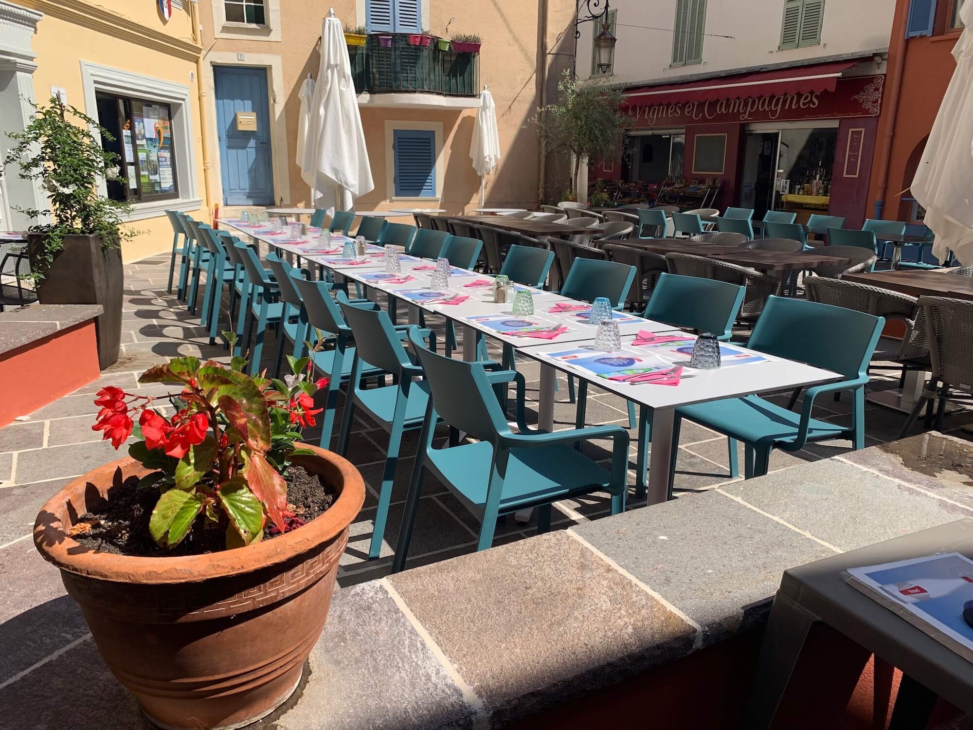 Tables et chaises de repas pour terrasse de restaurant à Villeneuve-Loubet village