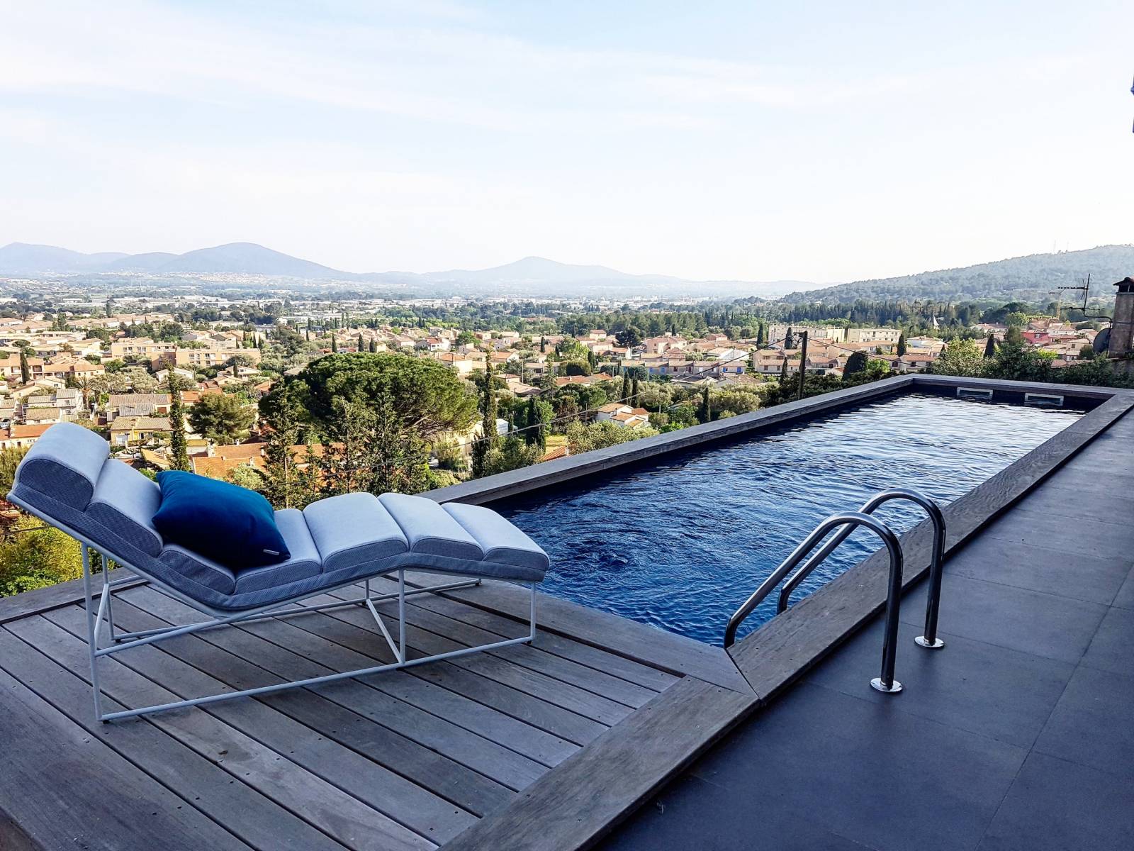 Bain de soleil de qualité avec matelas épais très confortable à Toulon