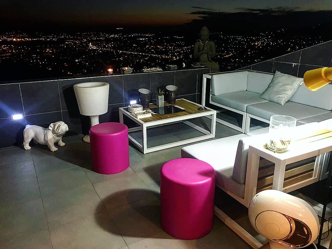 Ensemble de mobilier haut de gamme sur terrasse au Faron à Toulon