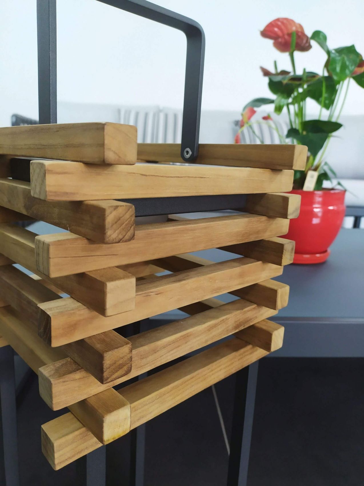 Lampe d’extérieur en aluminium thermo laqué et teck collection Bloc au showroom de Cagnes-sur-Mer