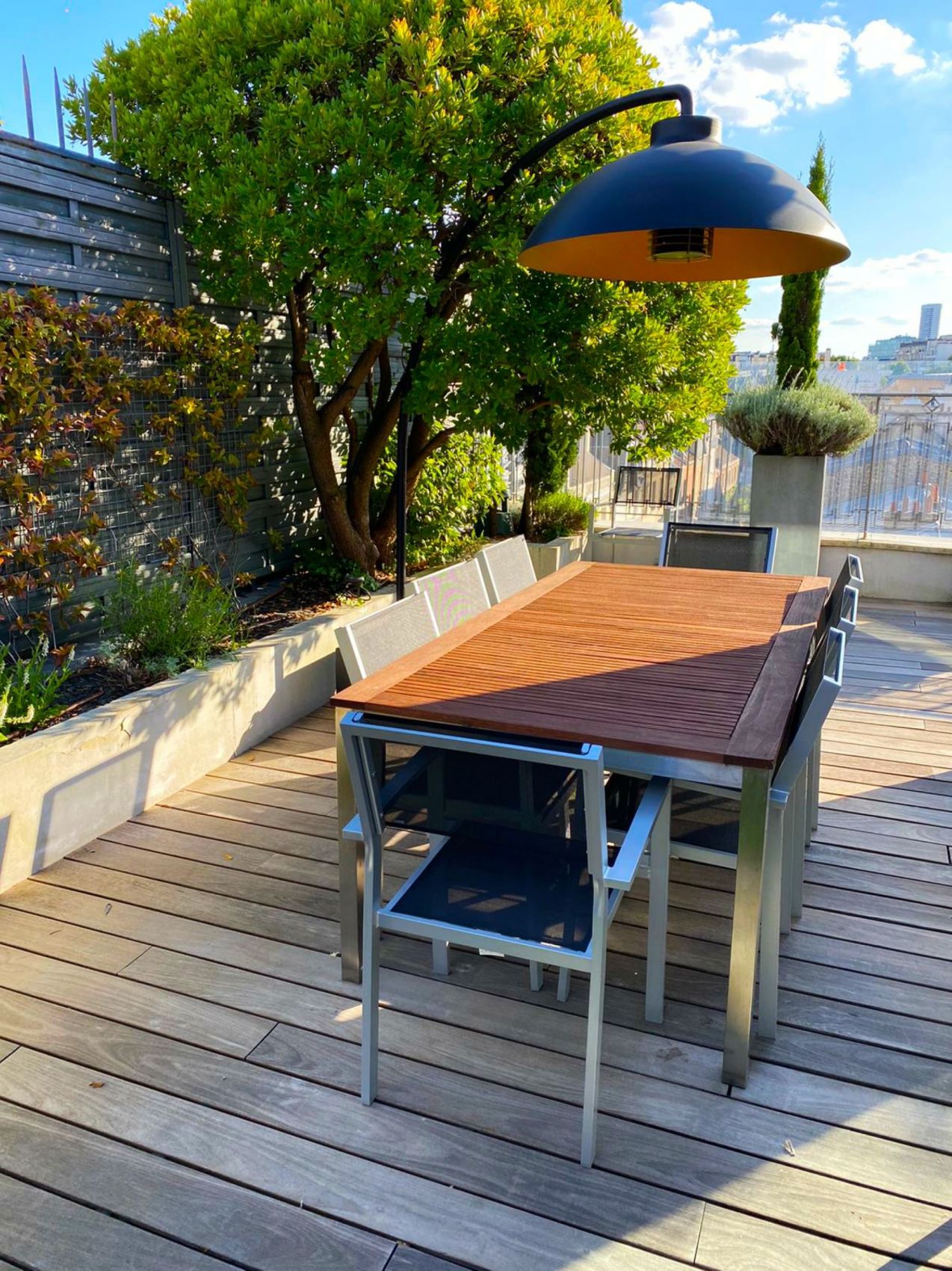Coin repas sur un toit terrasse à Neuilly-sur-Seine