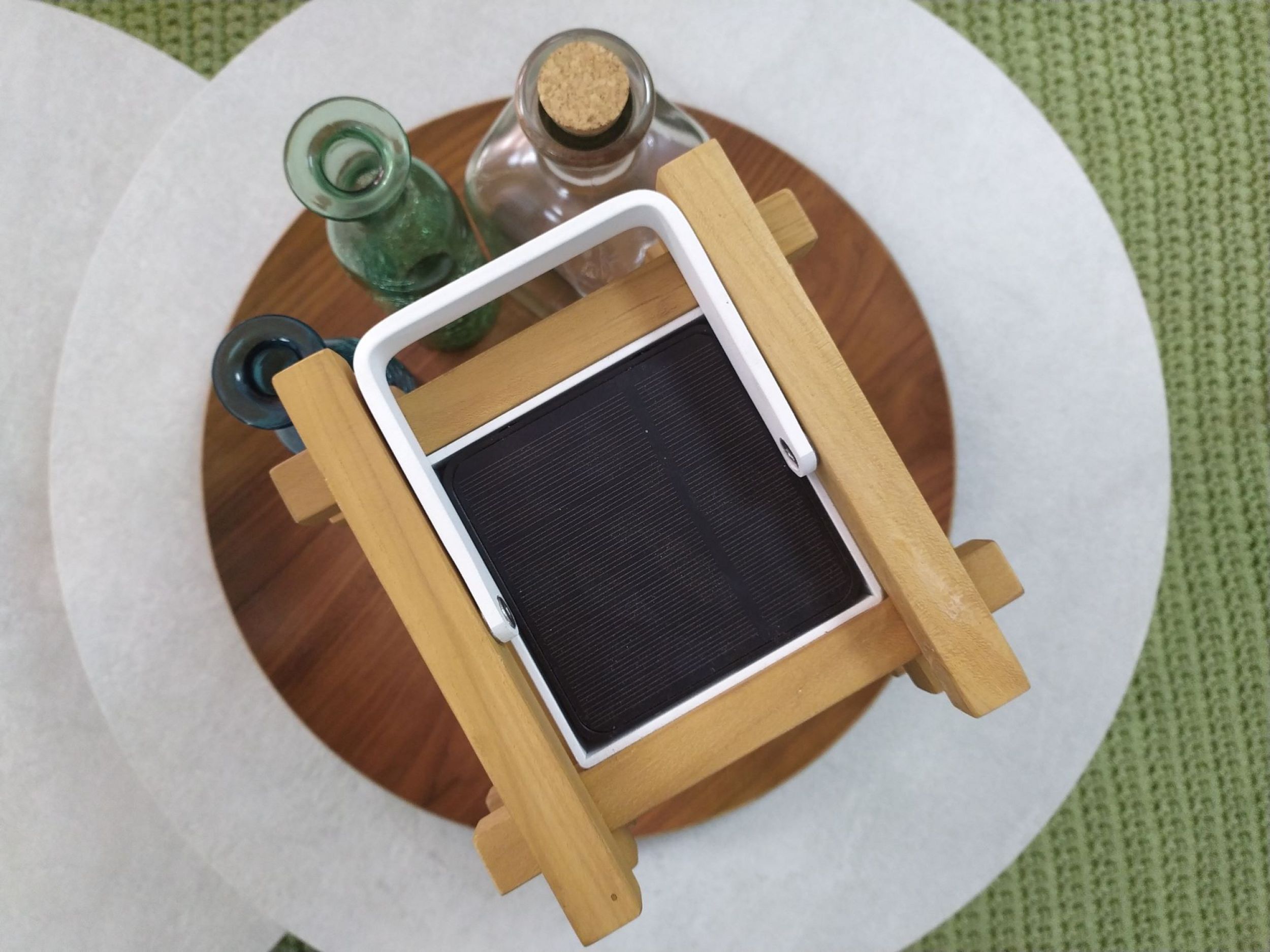 Panneaux solaires de la lampe d’extérieur en aluminium thermo laqué et teck collection Bloc à Cagnes-sur-Mer