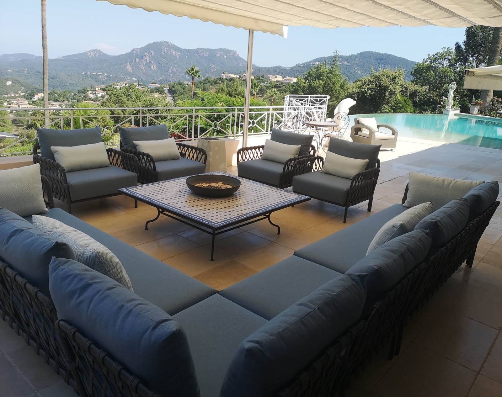 Aménagement extérieur en bord de piscine avec collection complète Caro de Solpuri