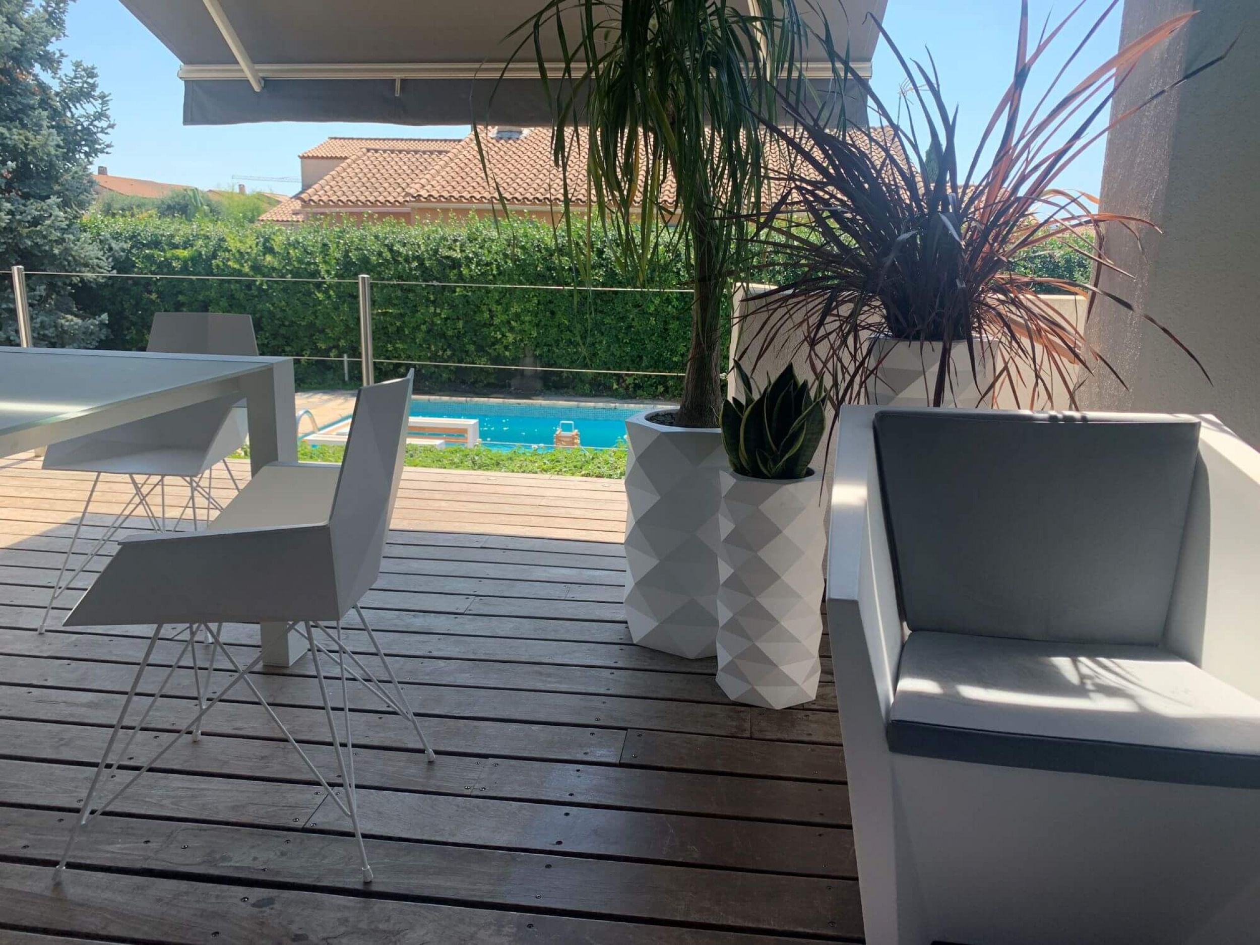 Espaces détente et repas sur terrasse à La Crau