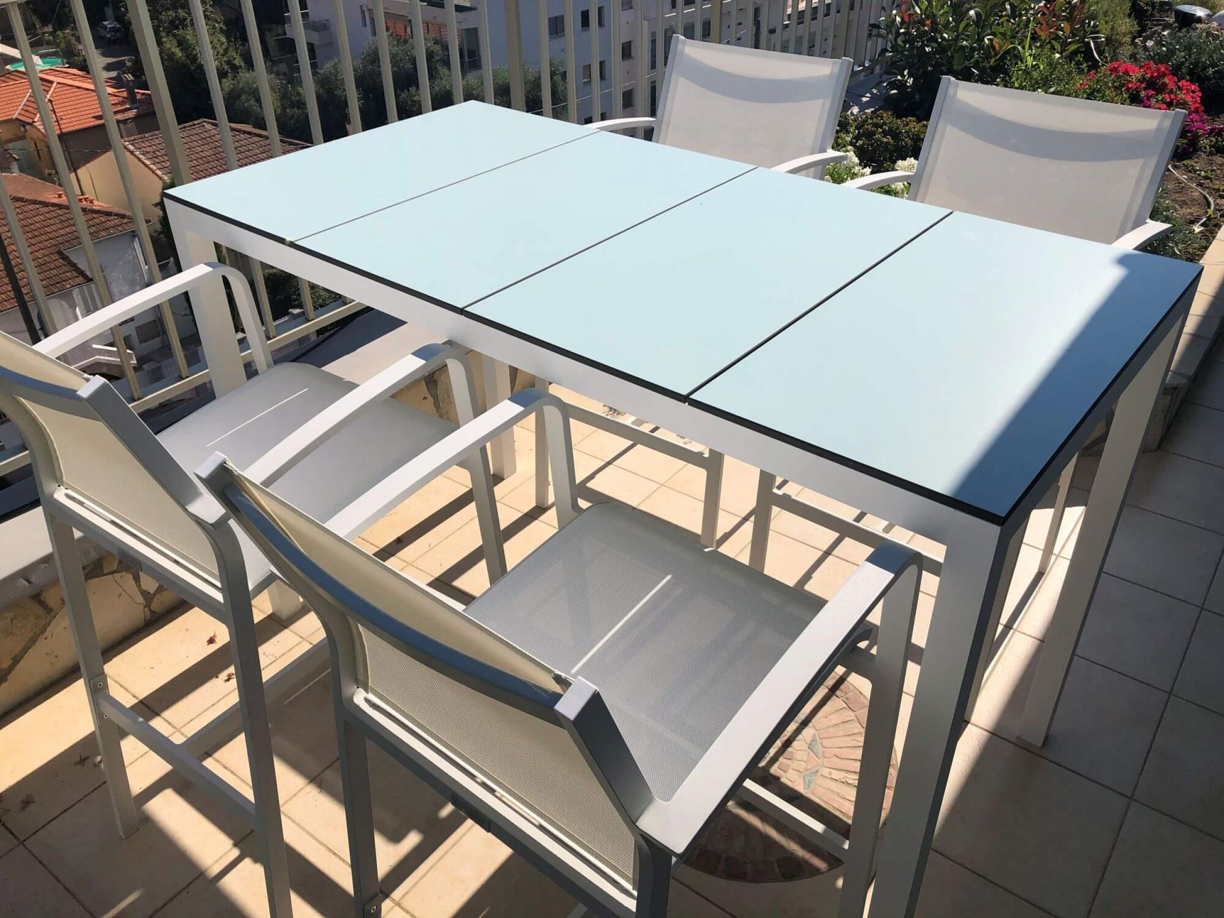 Chaises en toile et table en aluminium terrasse à Cannes