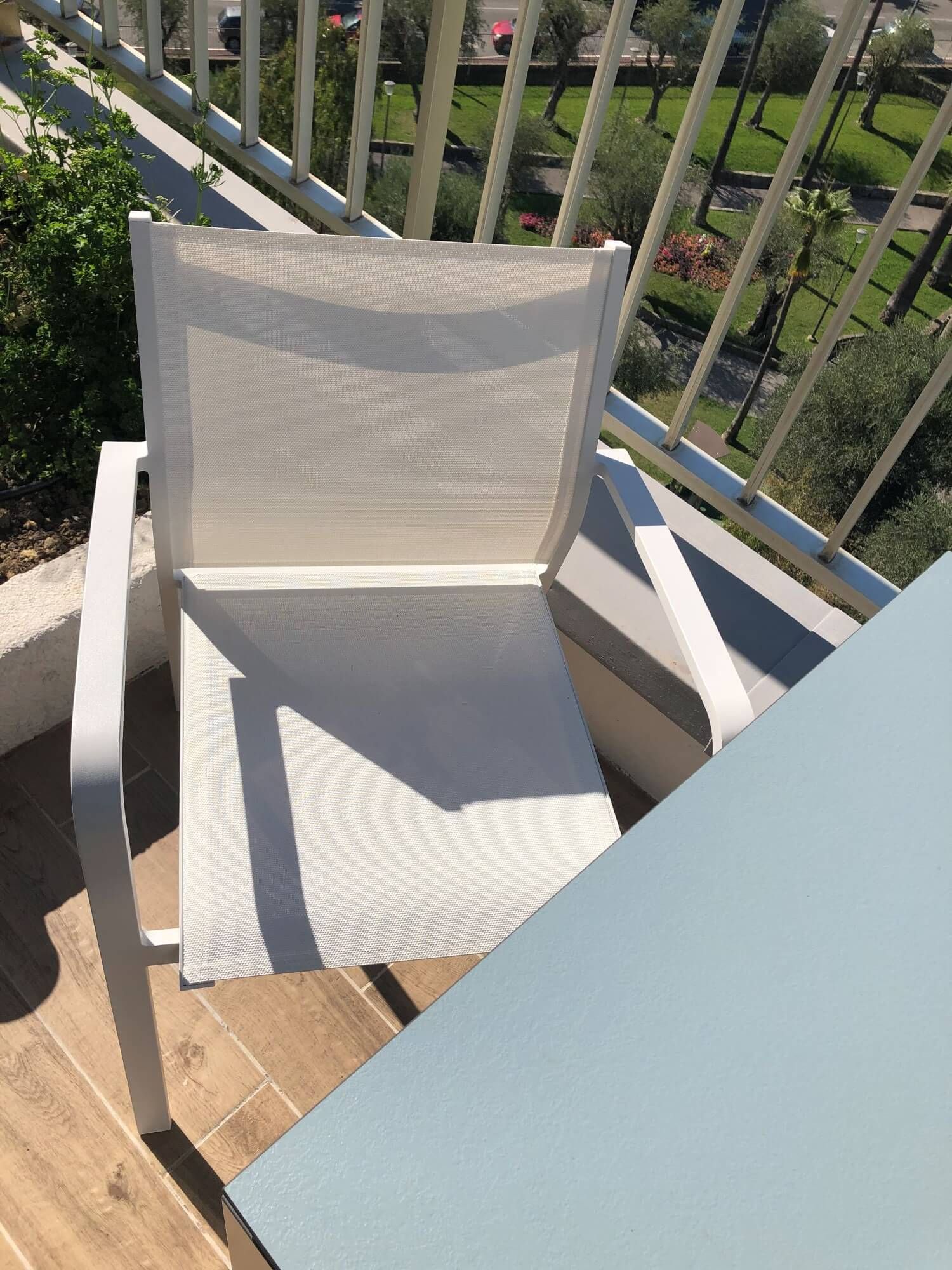 Fauteuils Gallis en toile blanche et aluminium à Cannes