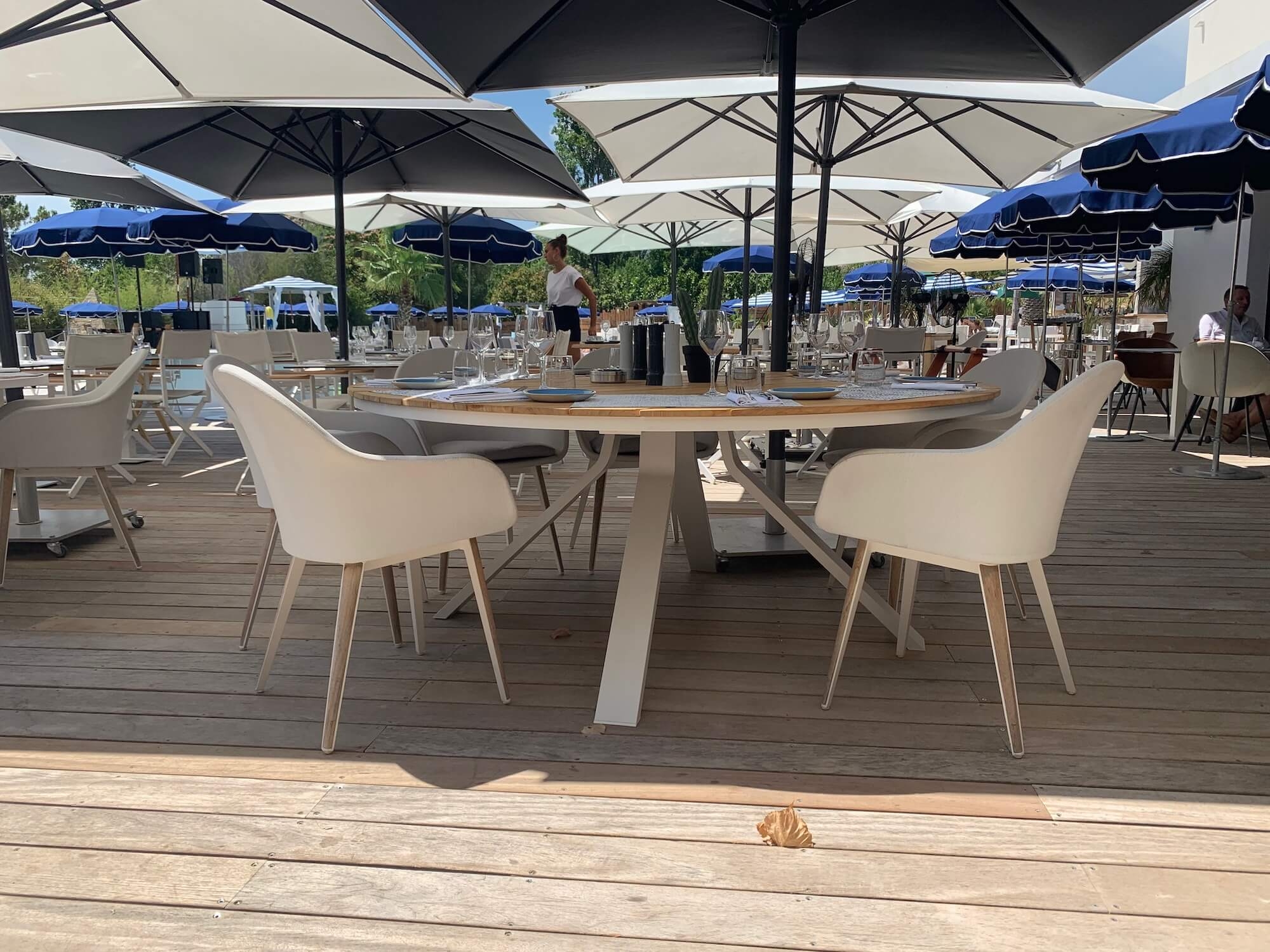 Table ronde de repas pour restaurants en aluminium et plateau en teck au Lagon à Mandelieu