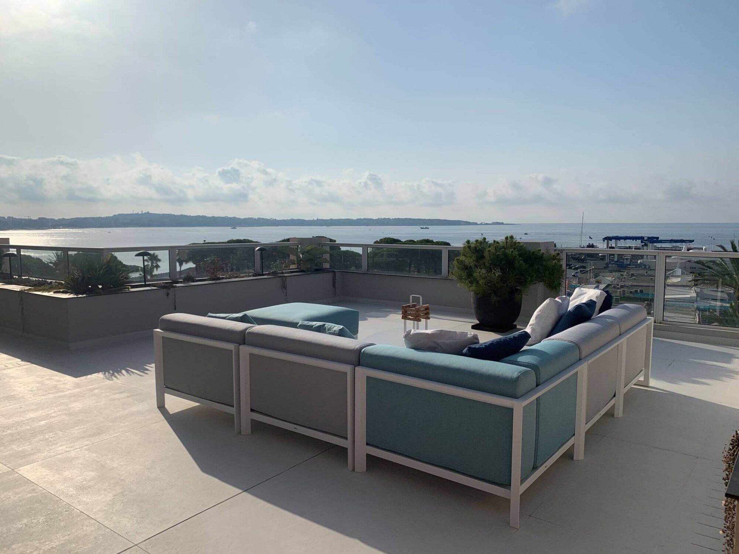 Structure en aluminium du salon de jardin modulable Nubes par 10Deka à Golf Juan