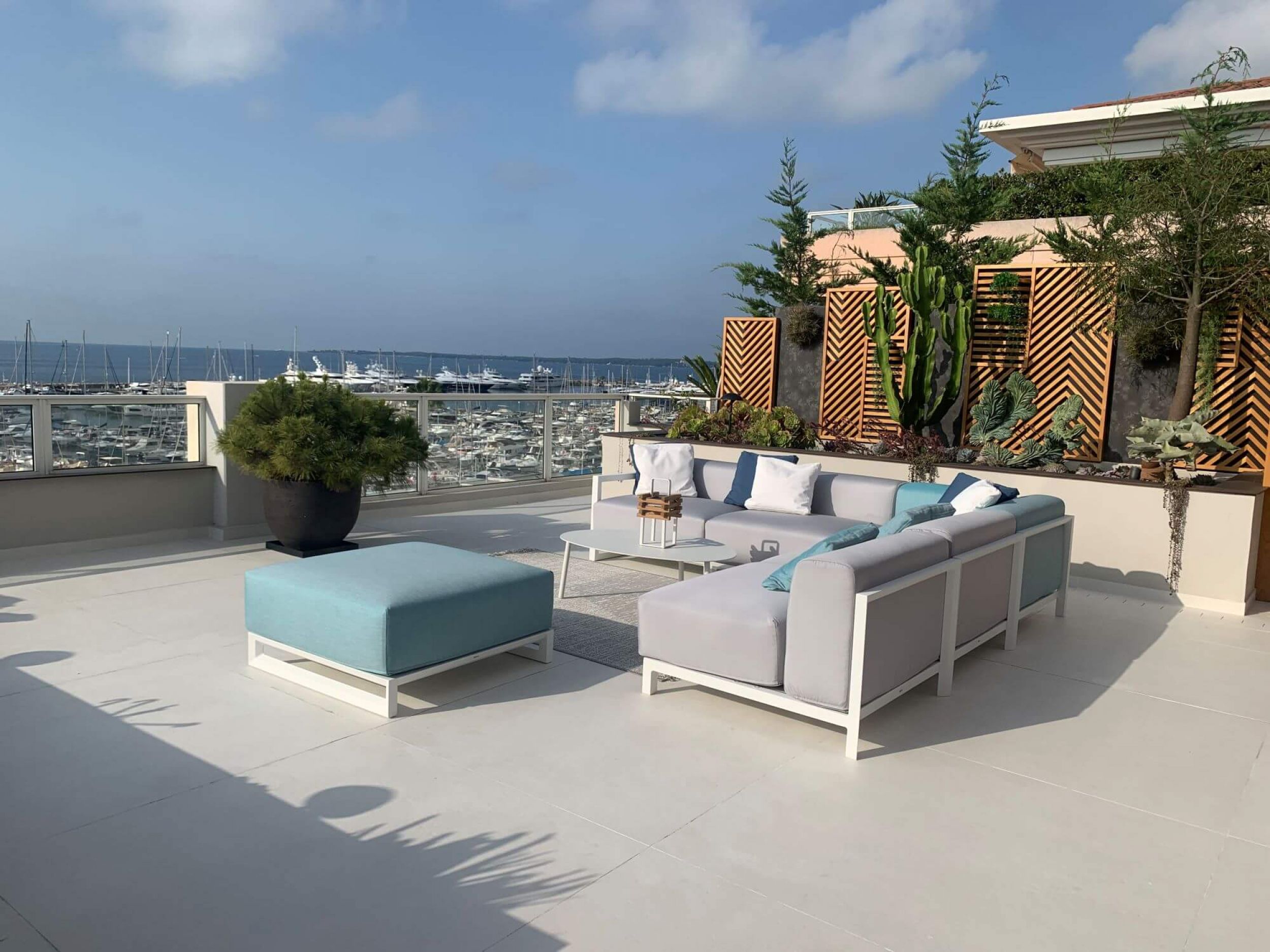 Pouf et canapé modulable collection Nubes par 10Deka à Golf Juan