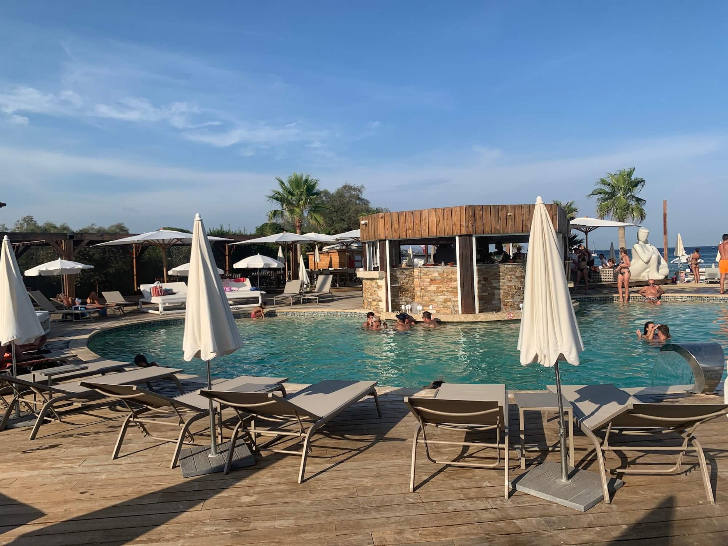 Plage privée dans le var avec transat July beige