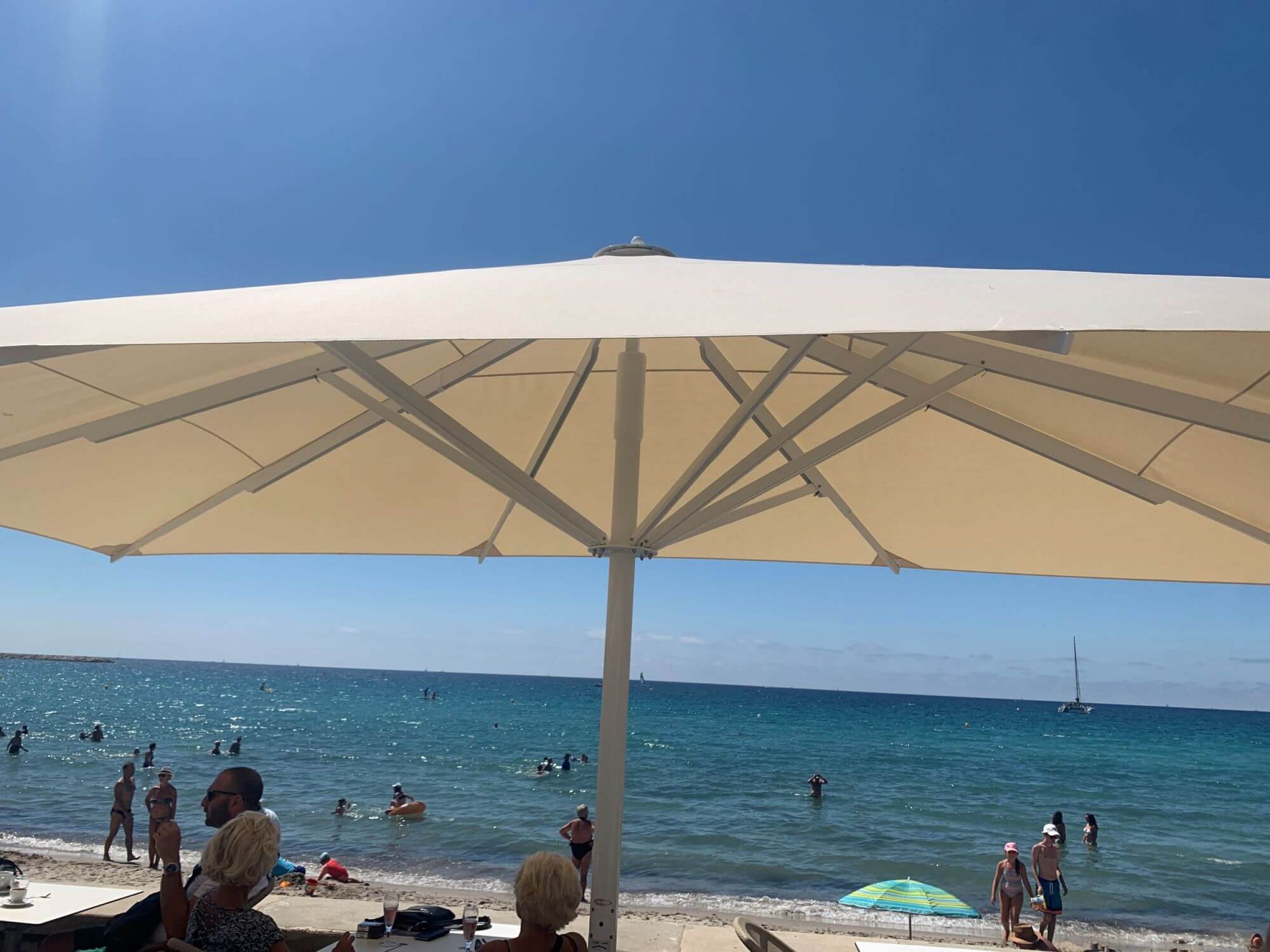 Baleines en aluminium renforcé du parasol Big Ben par Caravita et toile acrylique à la plage des Sablettes