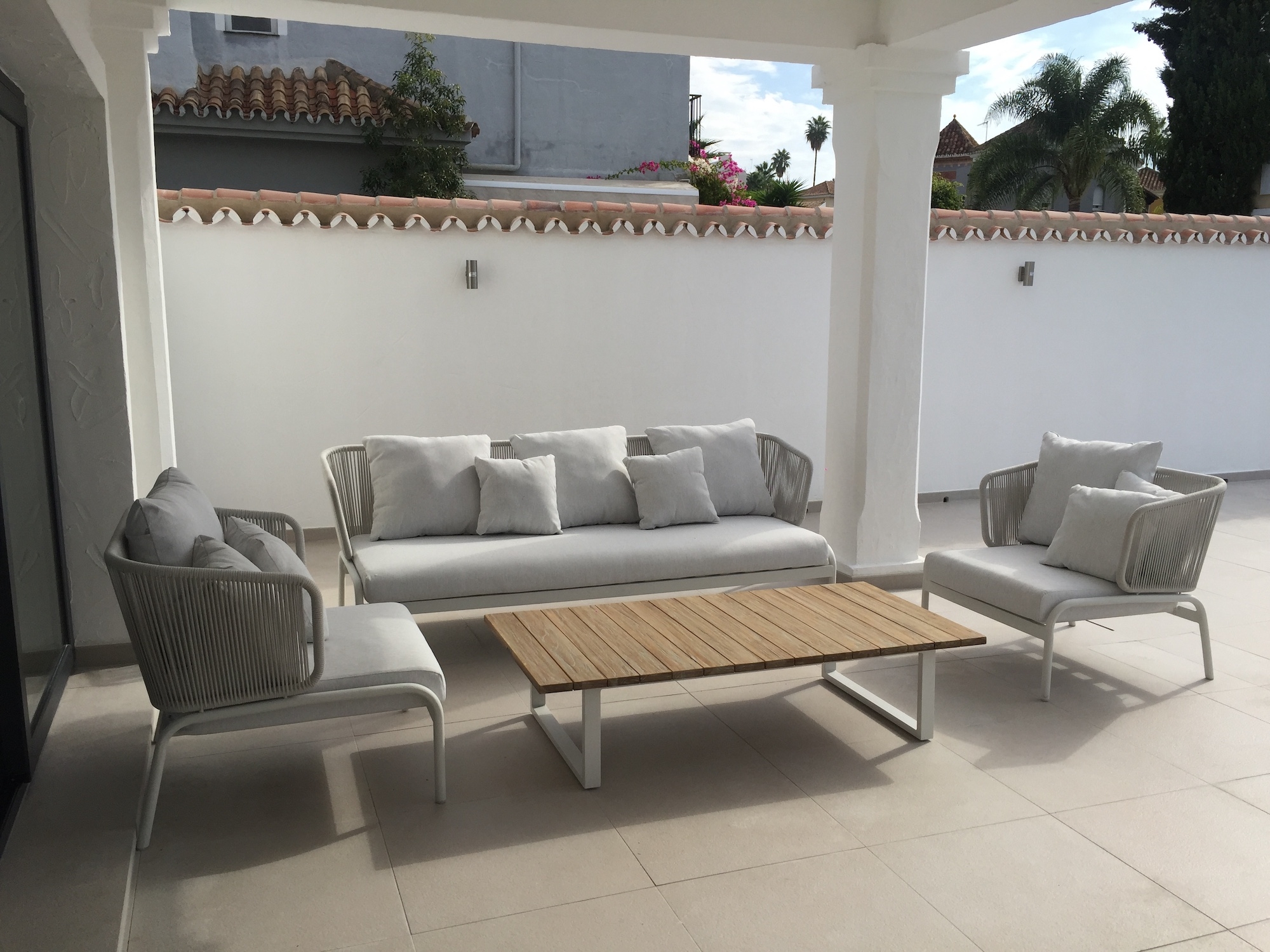 Salon de jardin design blanc et gris en cordes par G&G Italia à Nice