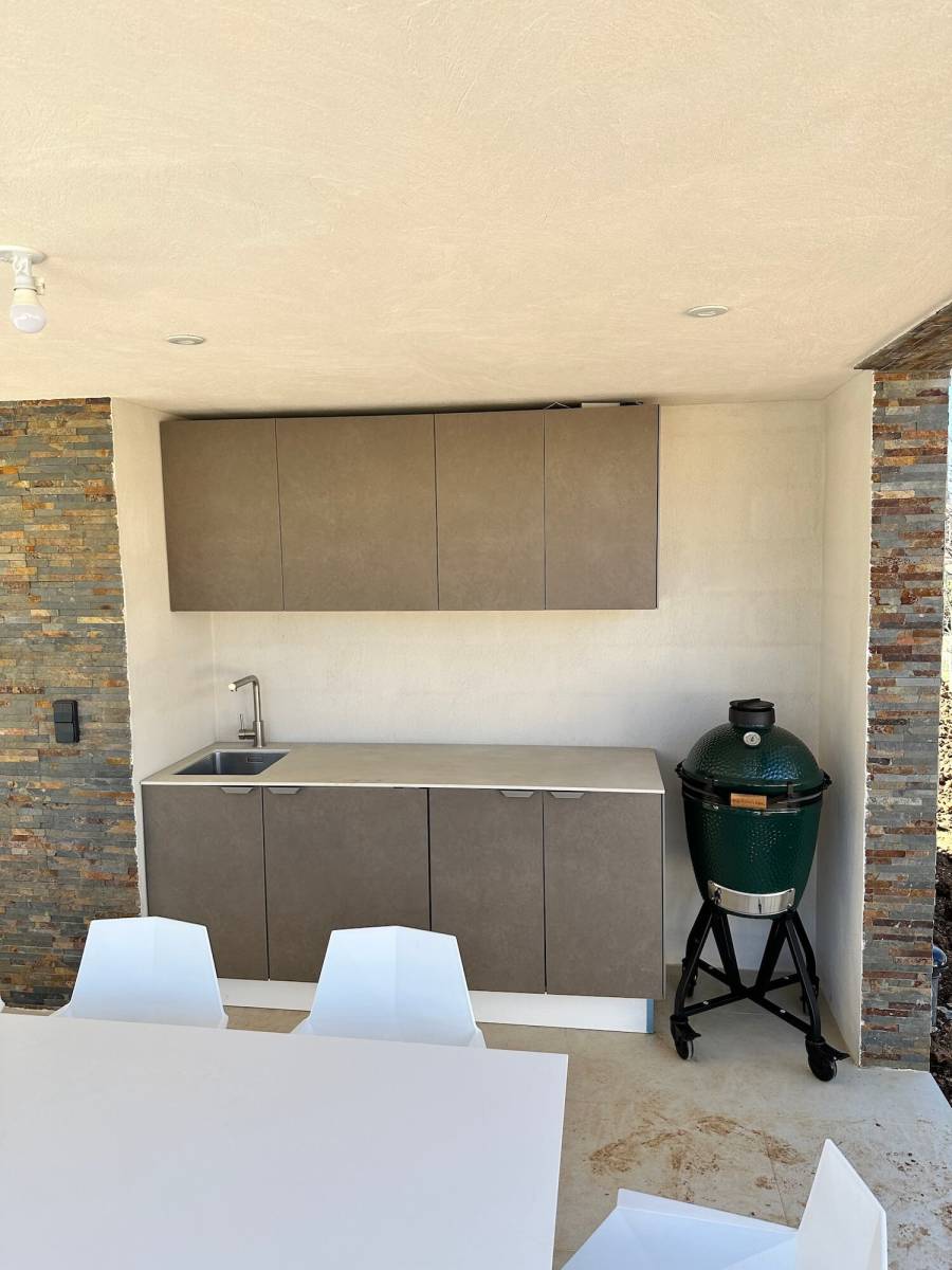 Cuisine extérieure sur mesure en inox et céramique avec kamado dans le var