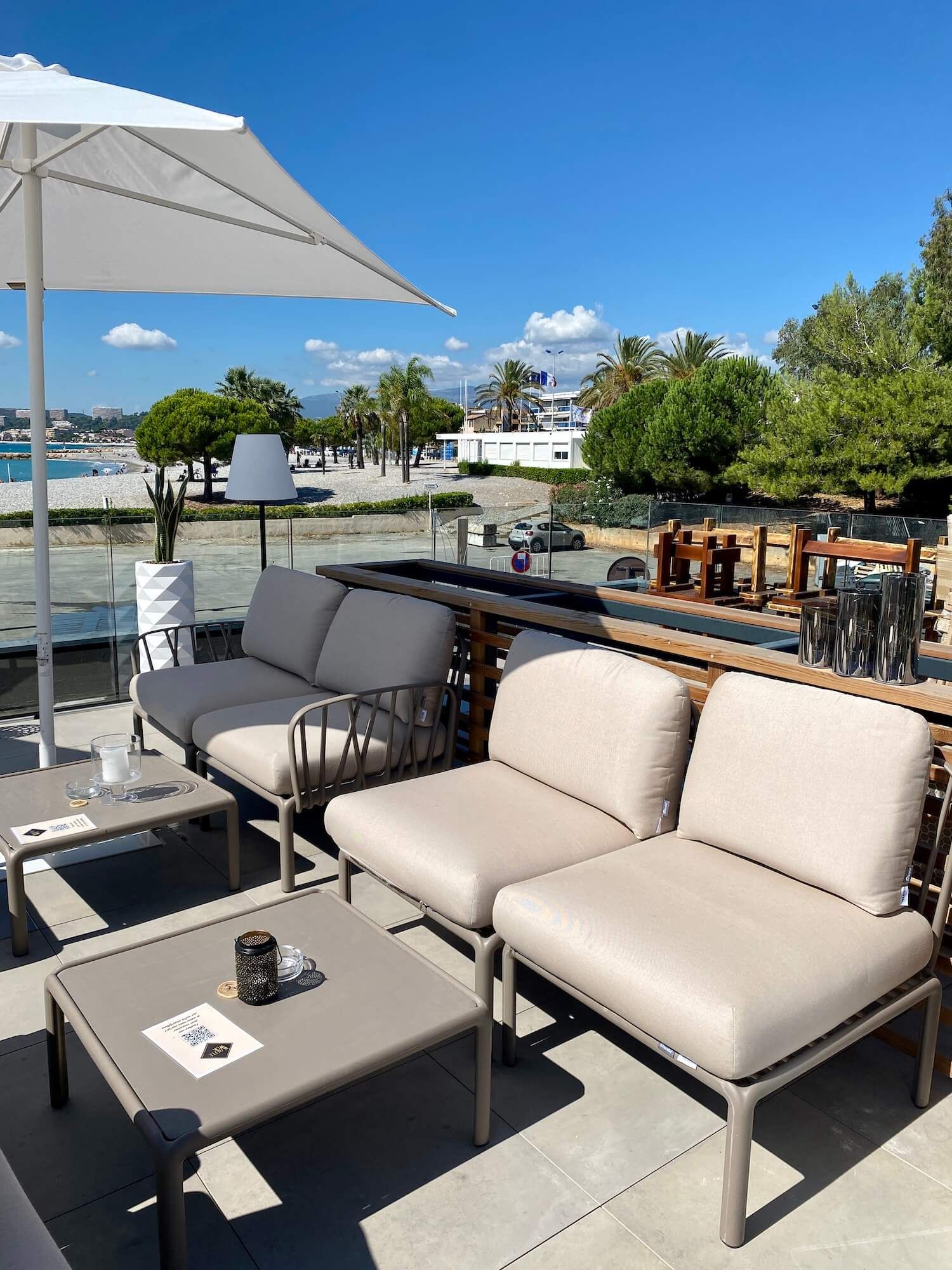 Canapé et table basse d'extérieur beige et taupe