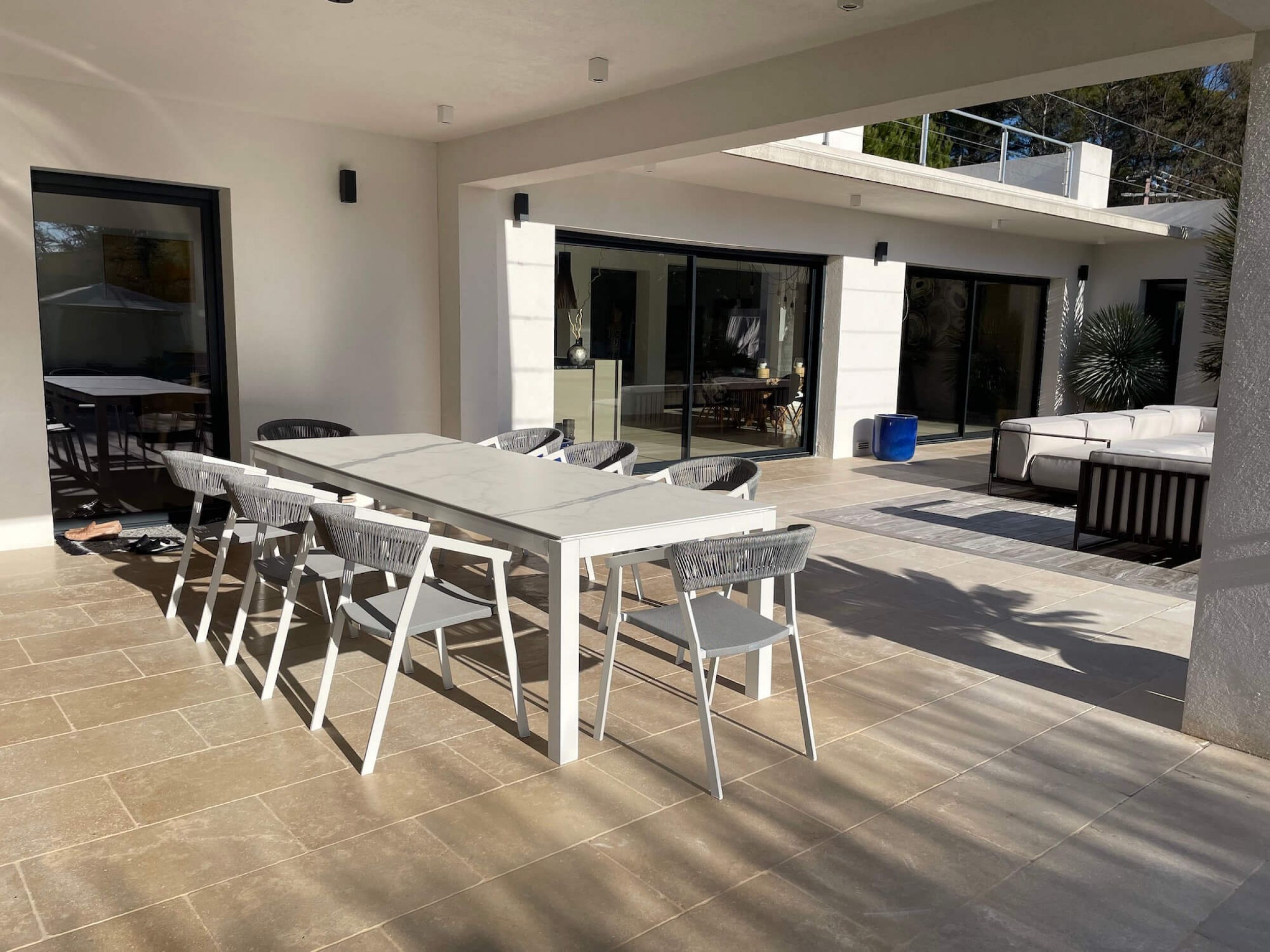 Ensemble de repas avec table en céramique et chaises en cordes à Biarritz