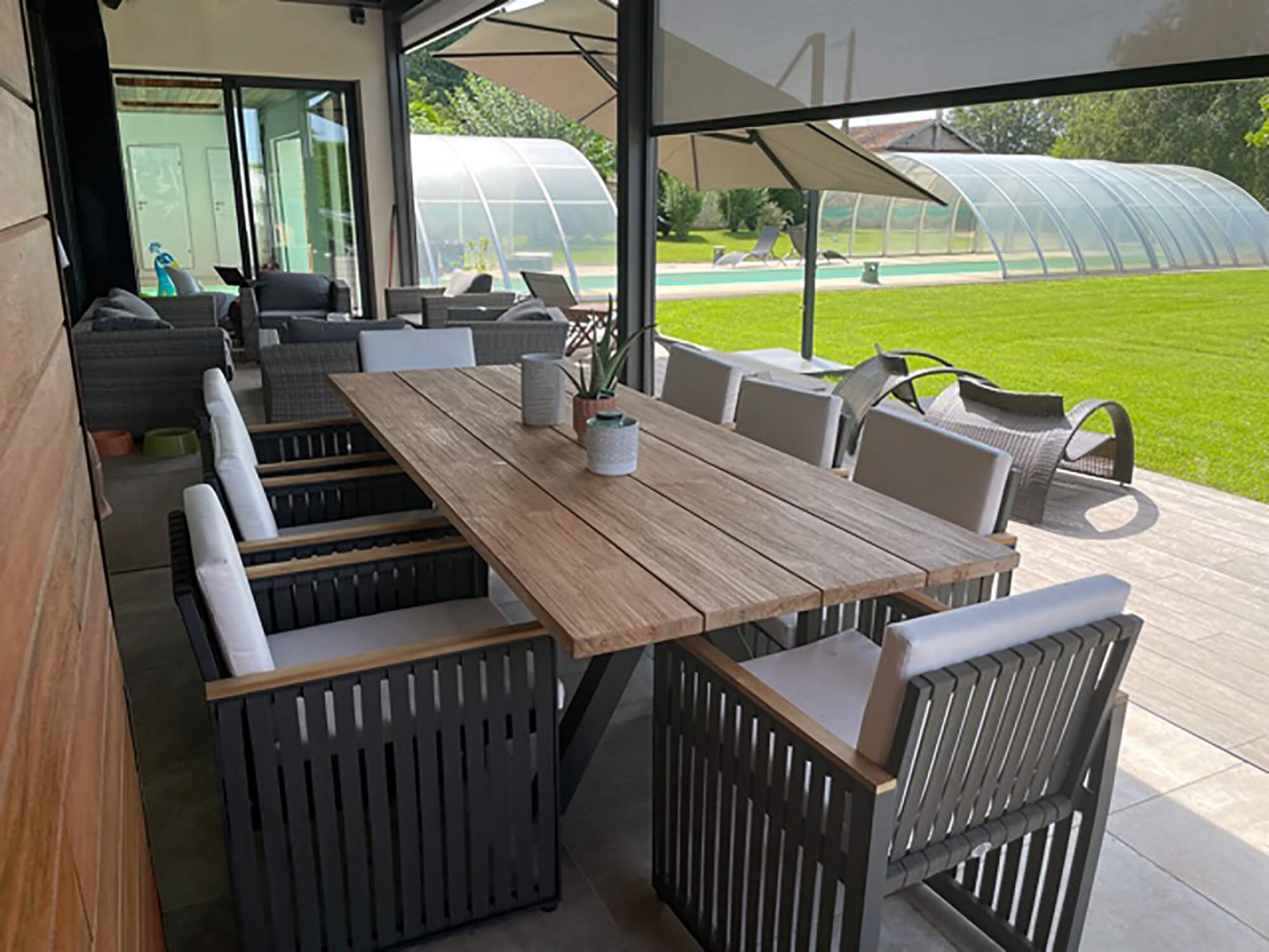 Agencement terrasse, table et fauteuils de repas à Marseille