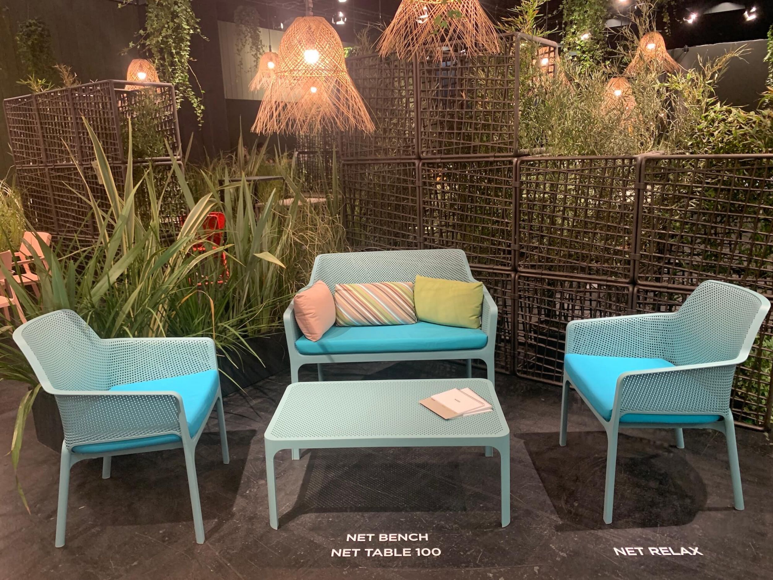 Salon de jardin design coloré de la collection Net par Nardi à Biarritz