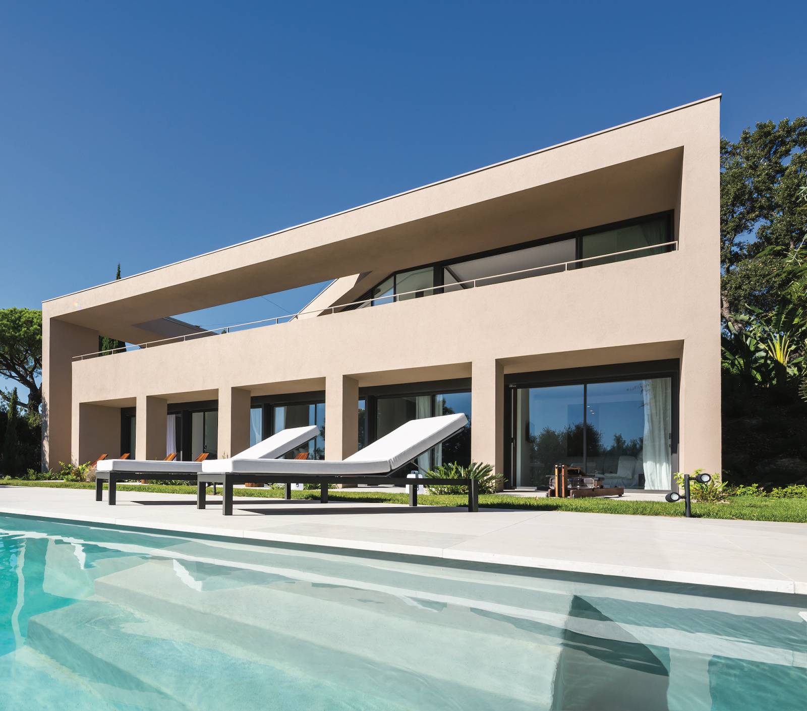Bain de soleil structure en inox laqué blanc collection Leuven par Todus à Cagnes-sur-Mer