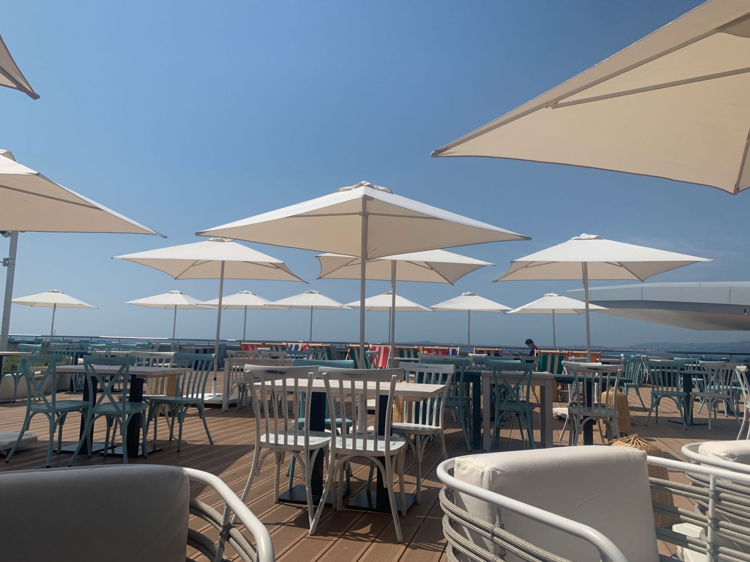 Toile Olefin et structure aluminium parasols Ezpeleta à Cap3000 à Saint-Laurent-du-Var